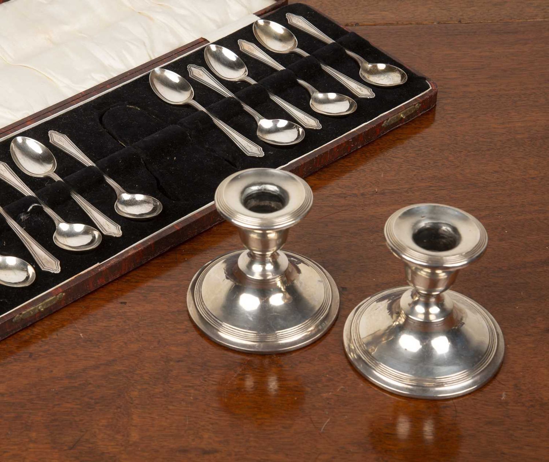 Collection of silver and white metal jewellery including a pair of silver squat candlesticks with - Bild 6 aus 9