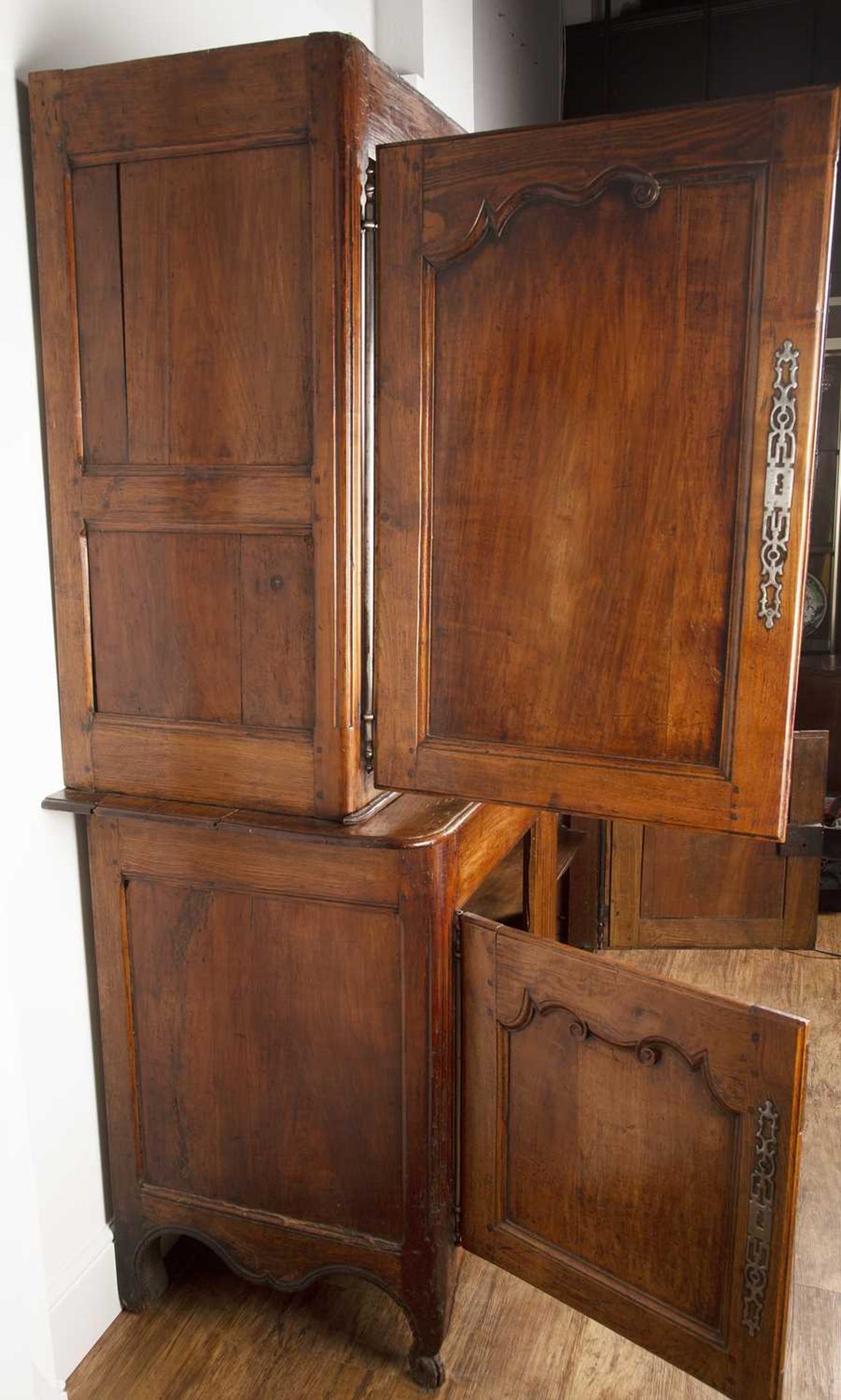 Walnut cabinet in two parts/meuble à deux corps French, late 18th/19th Century, the interior - Bild 4 aus 5