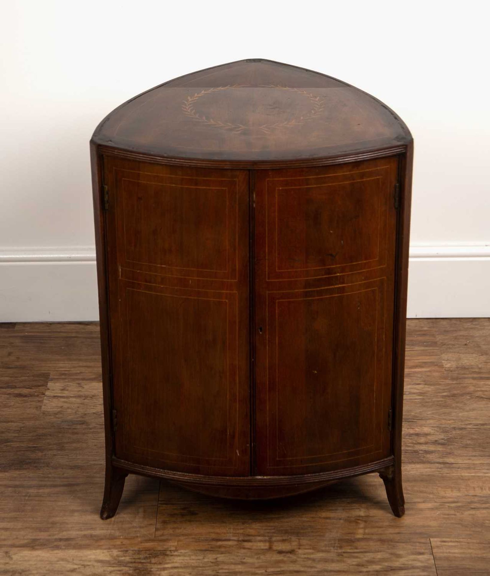 Mahogany and inlaid triangular cupboard 19th Century, with two panel doors, 49cm across x 69cm - Bild 2 aus 5