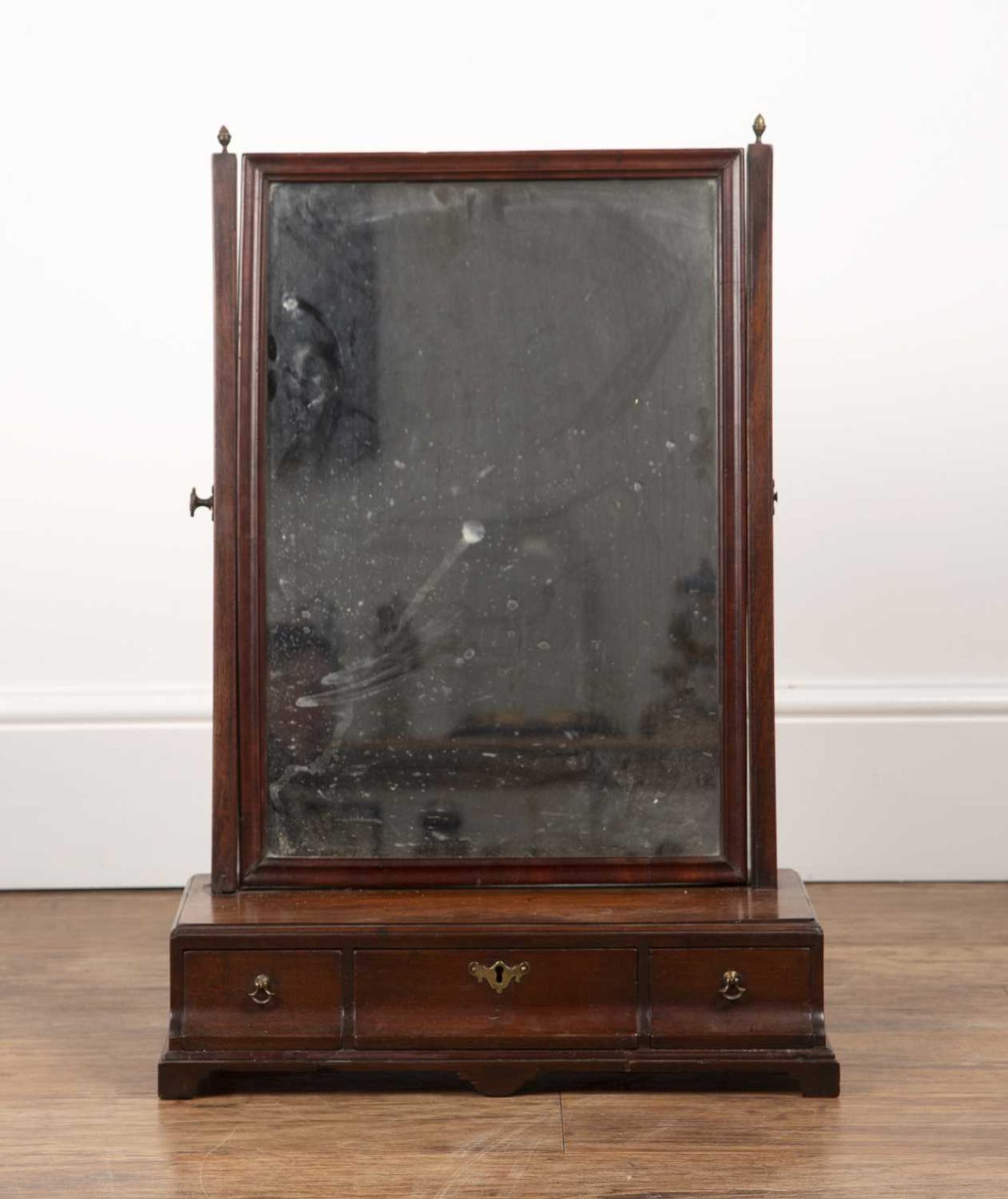 Mahogany dressing table mirror 19th Century, with shaped base having brass drop handles and - Bild 2 aus 4