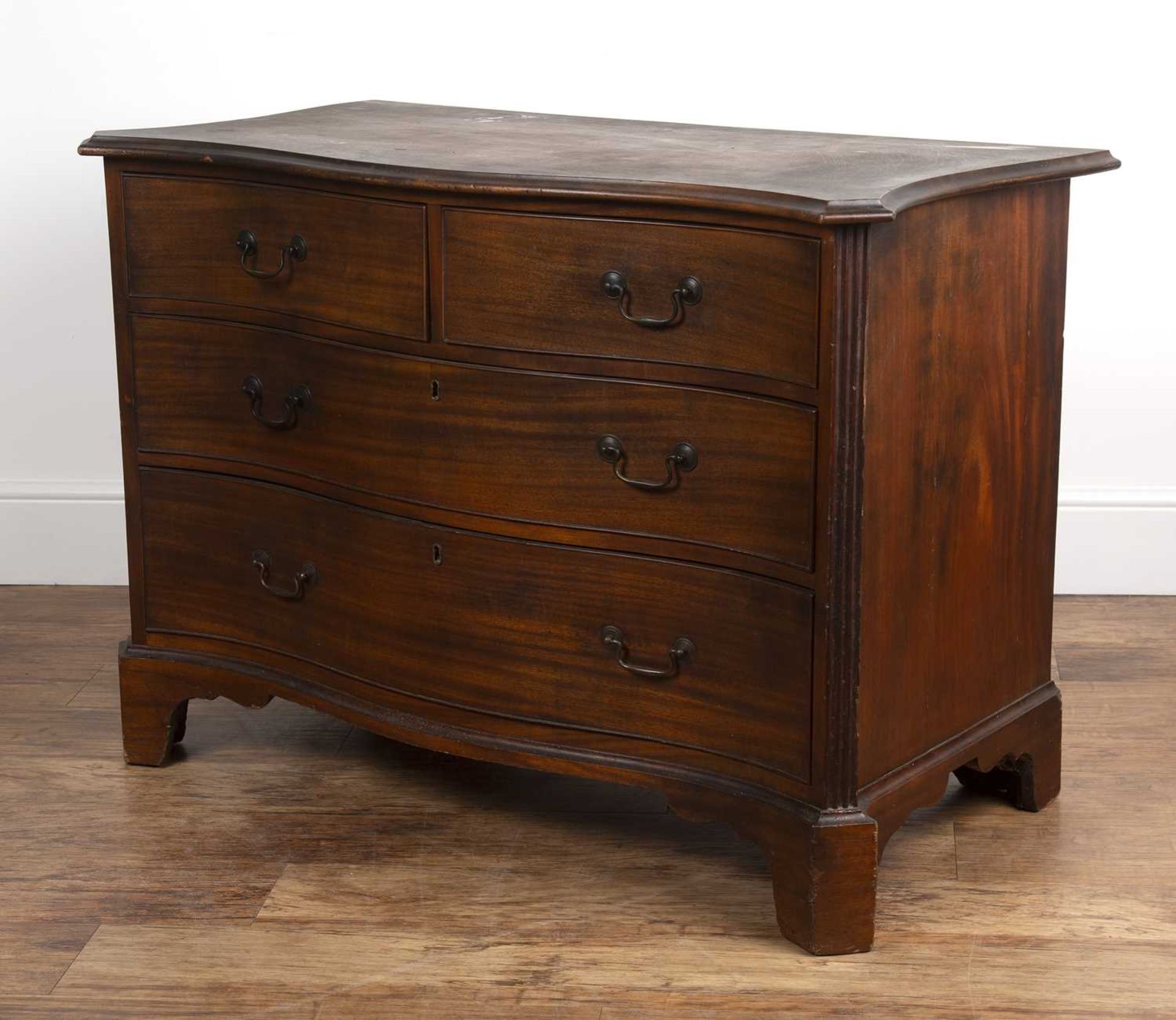 Mahogany serpentine chest 19th Century, fitted three drawers with brass handles and fluted sides, - Bild 3 aus 5