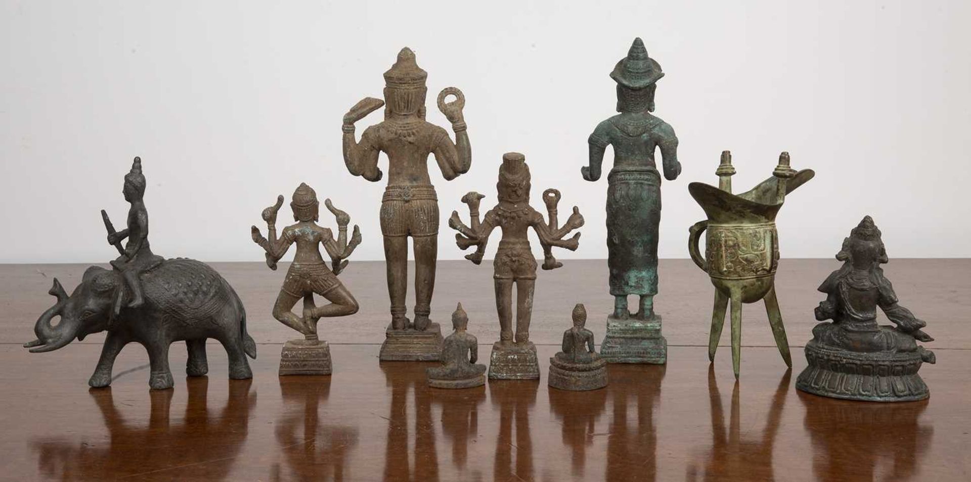 Nine Chinese cast metal figures after the originals, to include a Jue vessel and other objects, (9) - Bild 2 aus 2