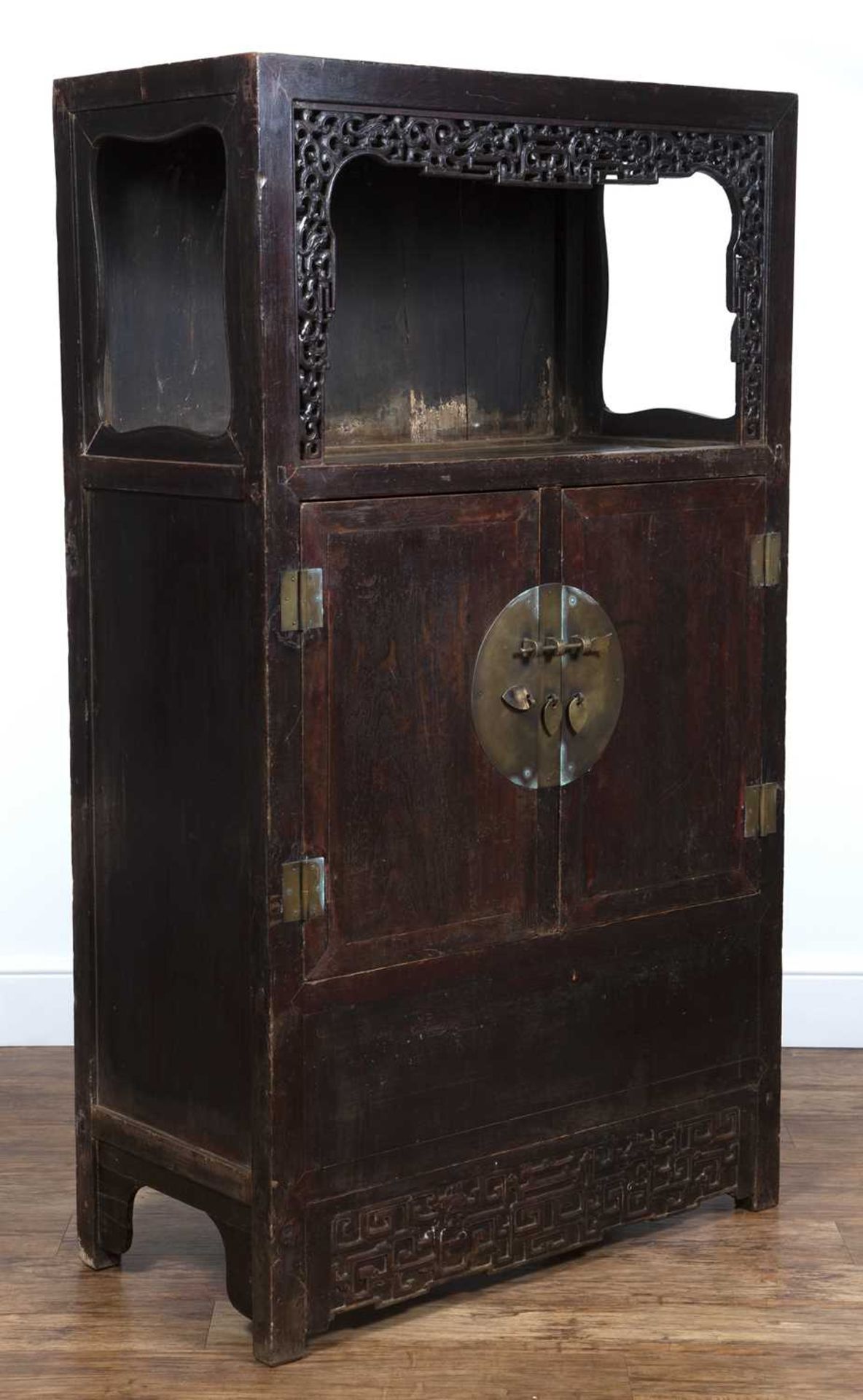 Stained wood cupboard Chinese, early 20th Century, with open top with carved surround and with - Bild 3 aus 7