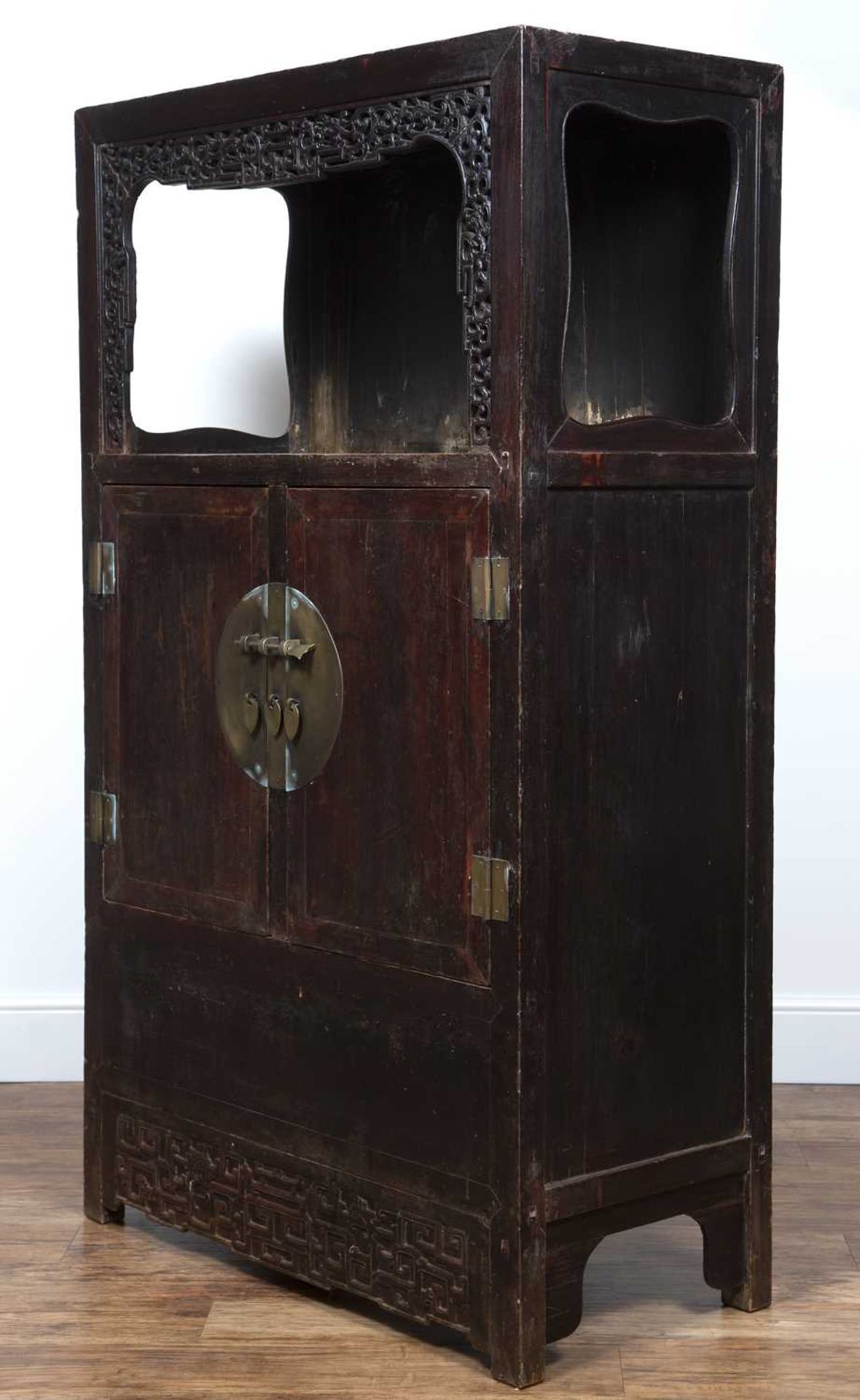 Stained wood cupboard Chinese, early 20th Century, with open top with carved surround and with - Bild 4 aus 7