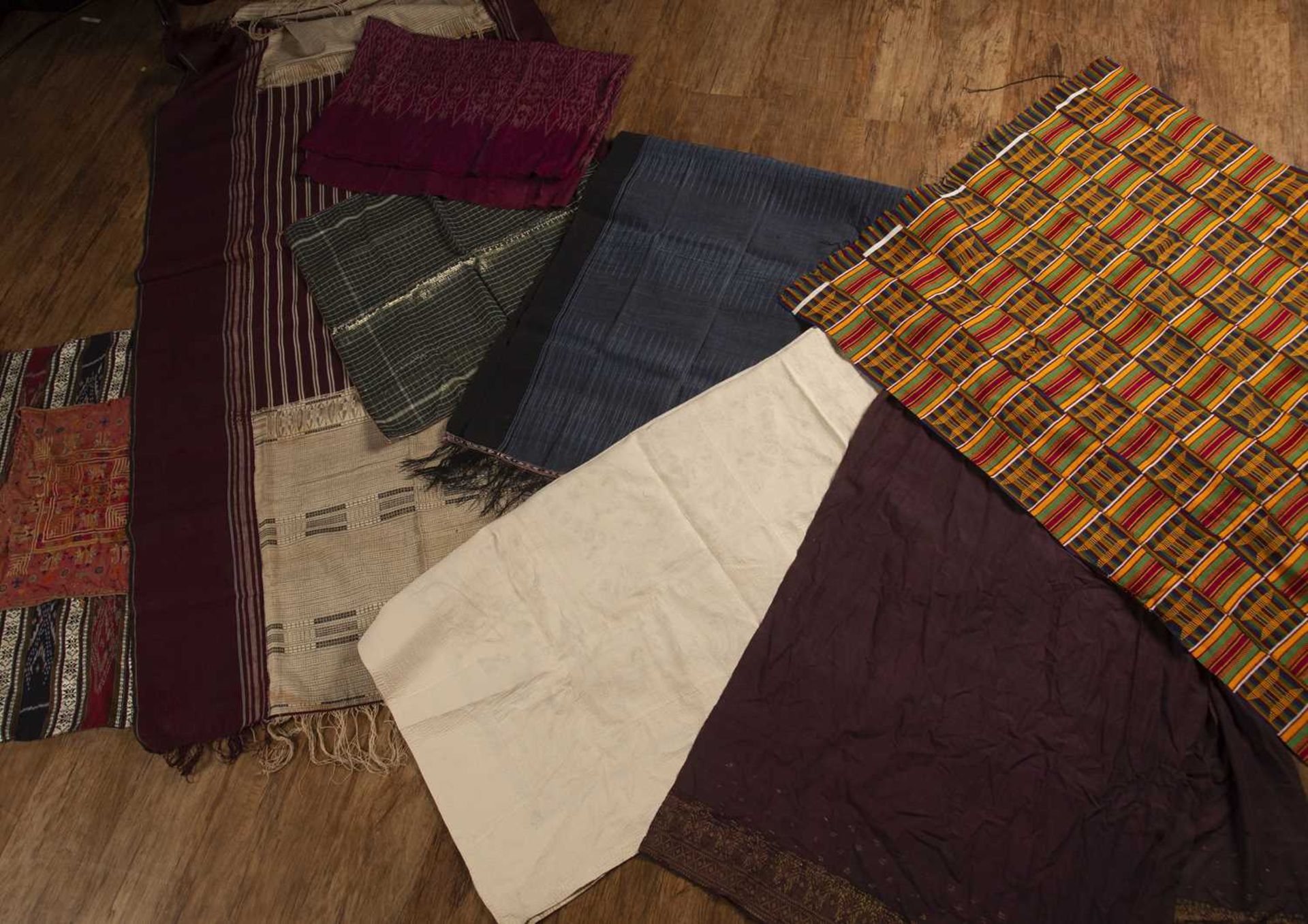 Quantity of South East Asian textiles mainly Indonesian, comprising of two indigo sarong wraps, a - Bild 2 aus 2