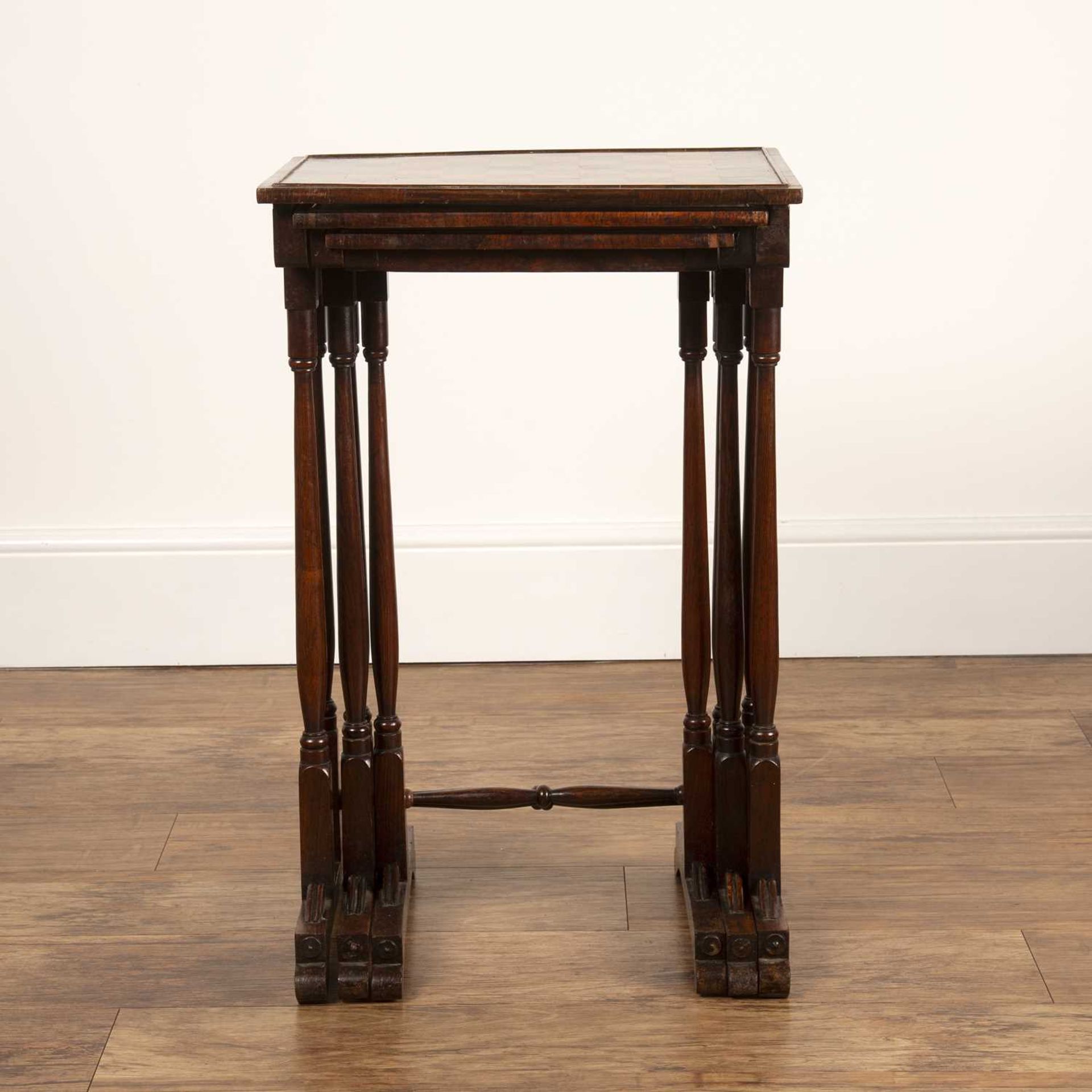 In the manner of Gillows Victorian, nest of three rosewood tables, the largest table with a chess or - Bild 2 aus 3