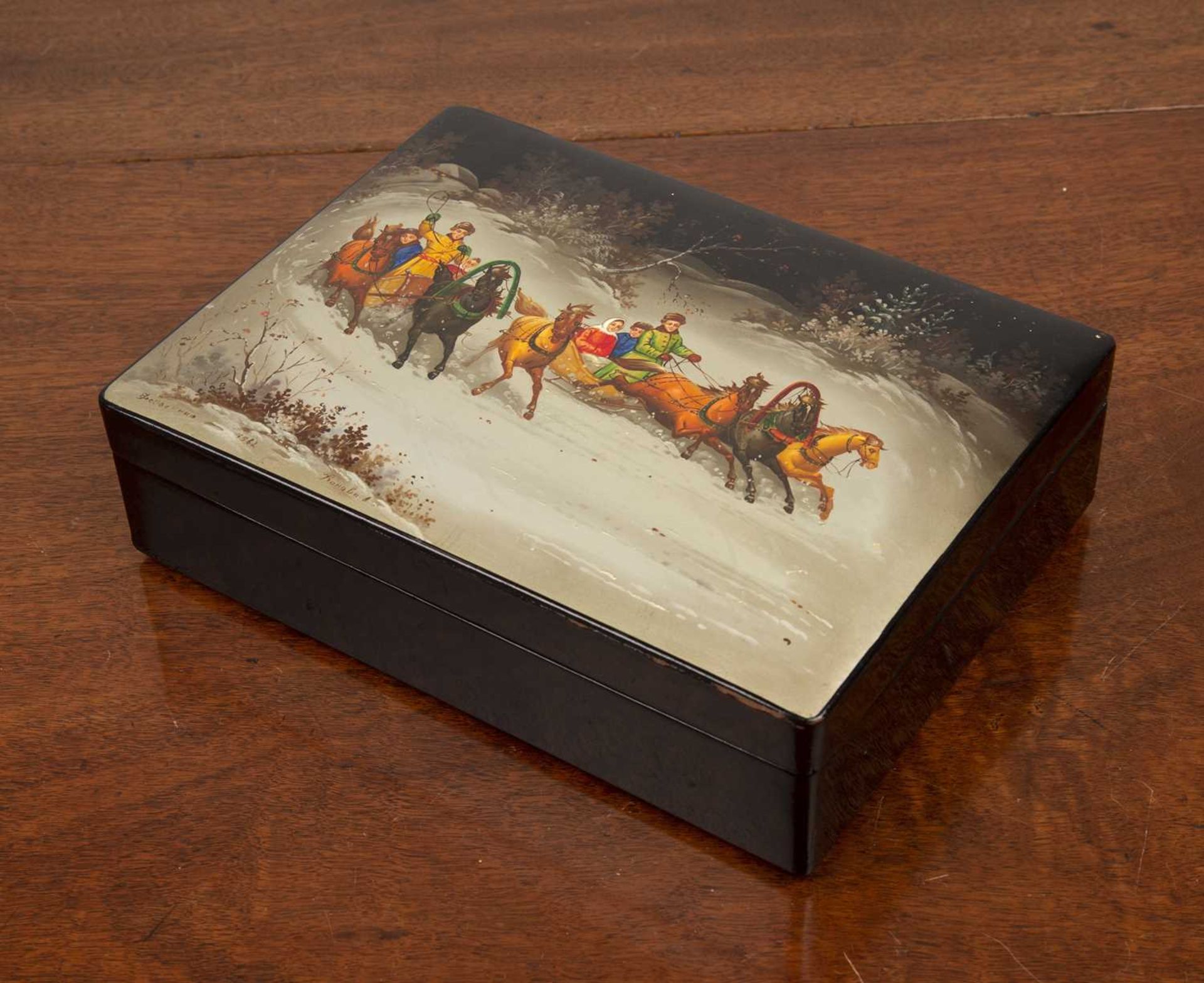 Russian lacquered box 20th Century, painted scene of figures in horse drawn troikas, signed and - Bild 3 aus 5