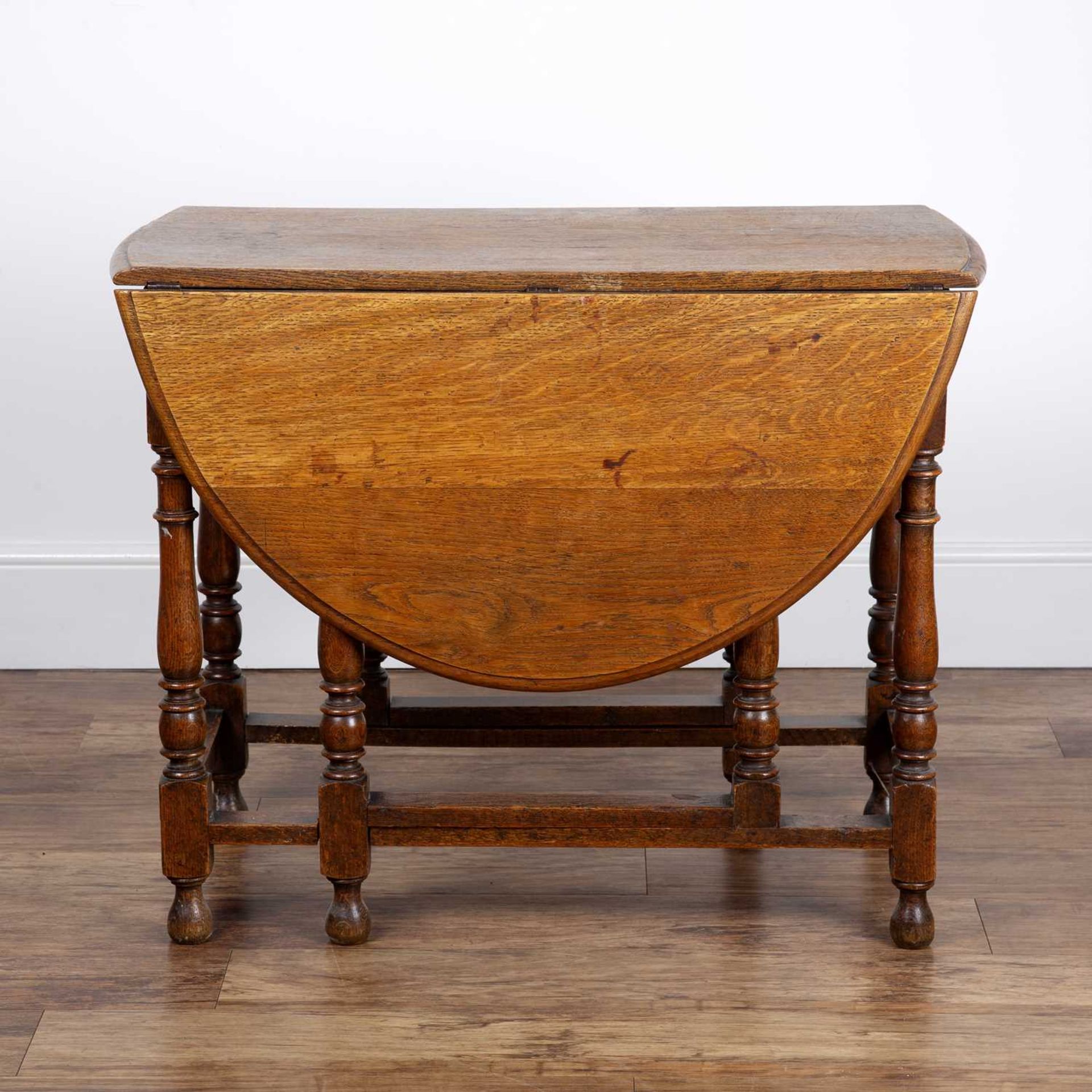 Oak gateleg/drop leaf table 19th Century, standing on ring turned legs, unopened measures 91cm - Bild 4 aus 5