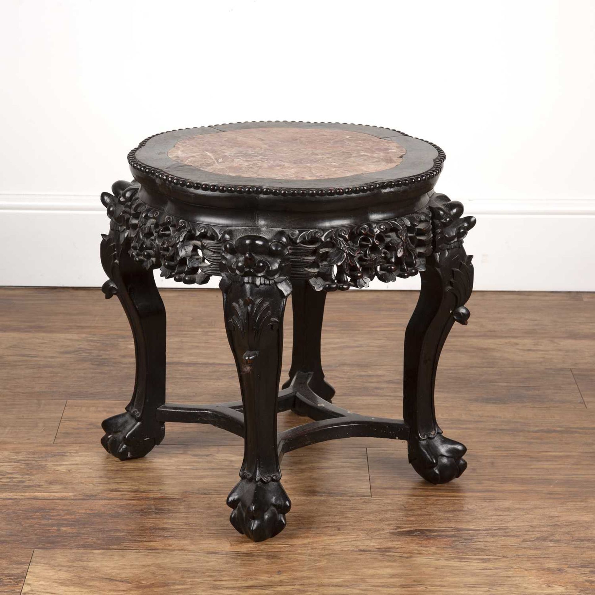 Marble top fishtank stand Chinese, circa 1900, with carved under tier and legs, 46.5cm highAt - Bild 2 aus 4