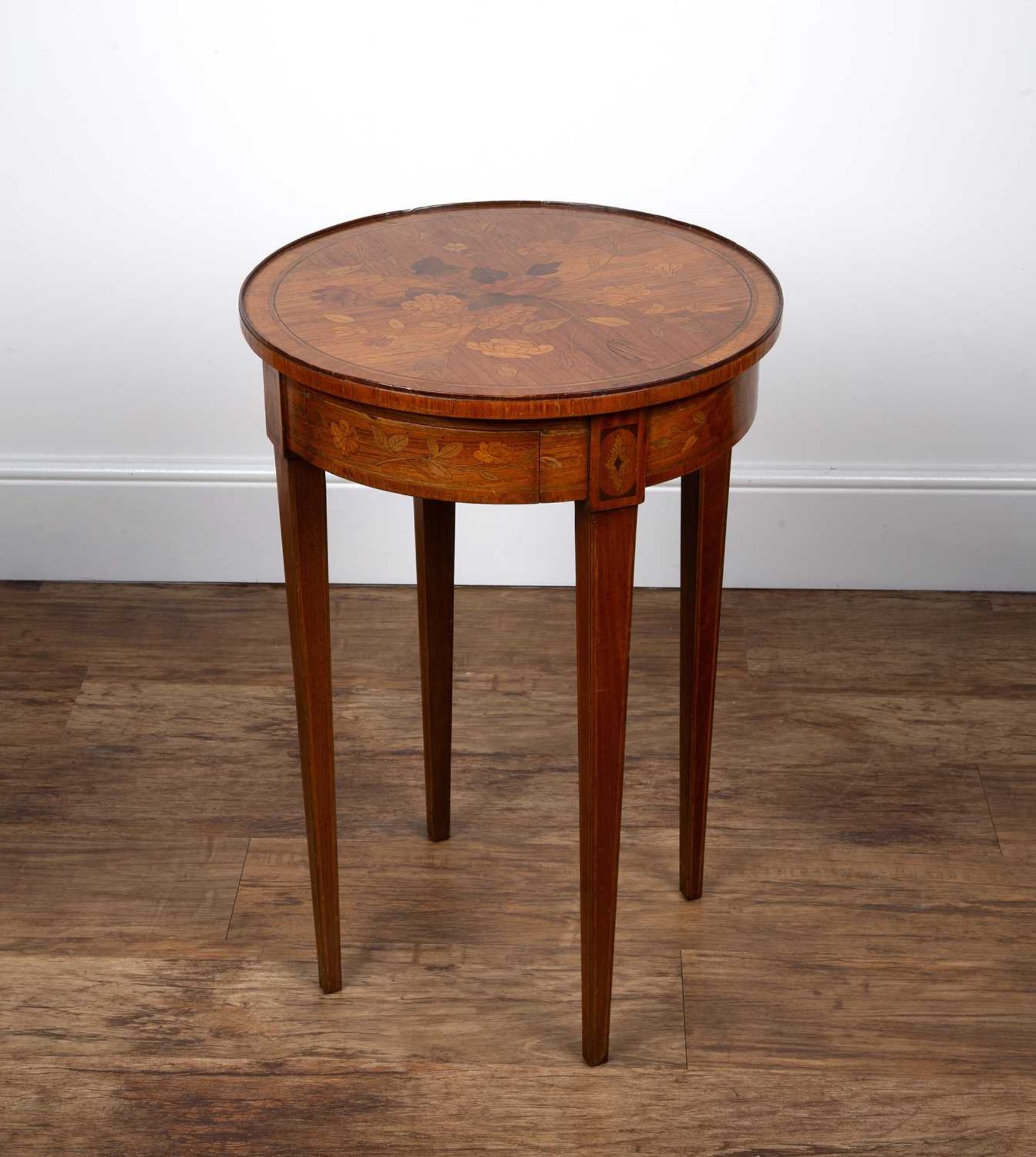 Kingwood circular occasional table French, late 19th/early 20th Century, with floral marquetry - Bild 3 aus 4