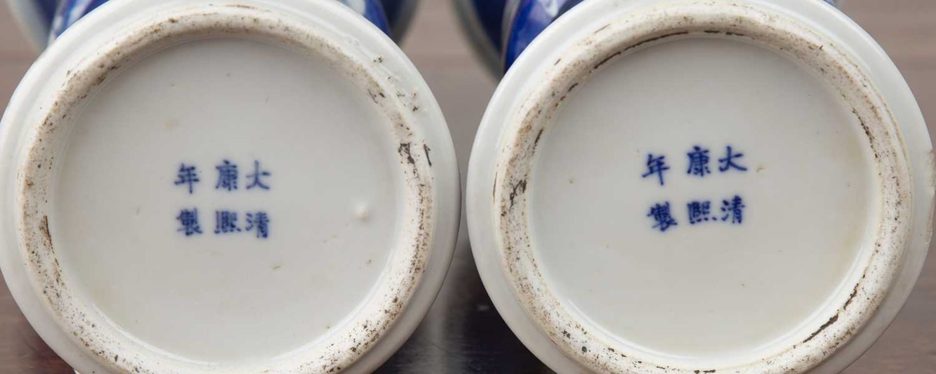 Pair of blue and white porcelain Gu-shaped vases Chinese, 19th Century, each with prunus - Bild 3 aus 3