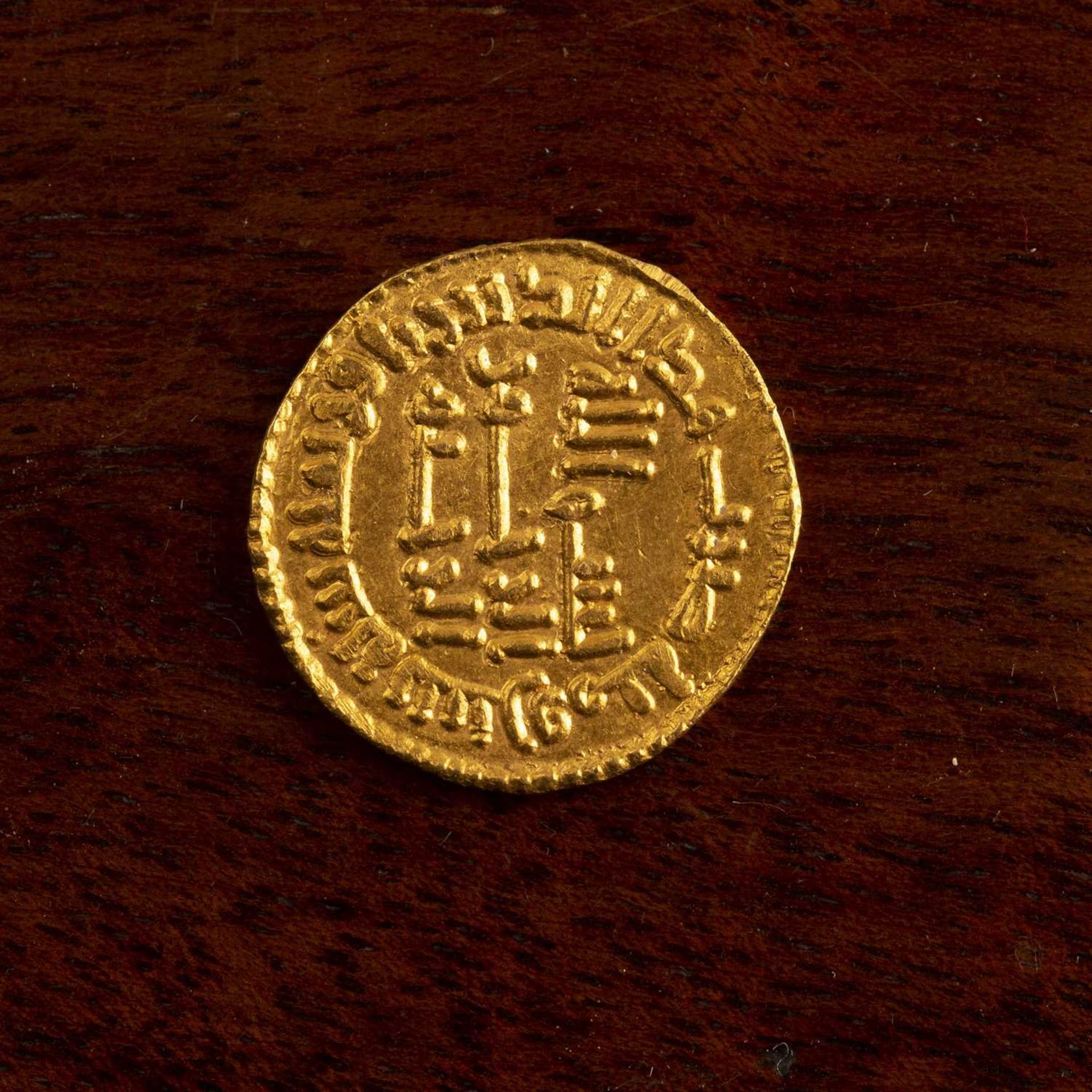 (Coin) Umayyad, Yazid II temp, gold Dinar, Iluqia Provenance: BaldwinsExtremely Fine - Image 2 of 4