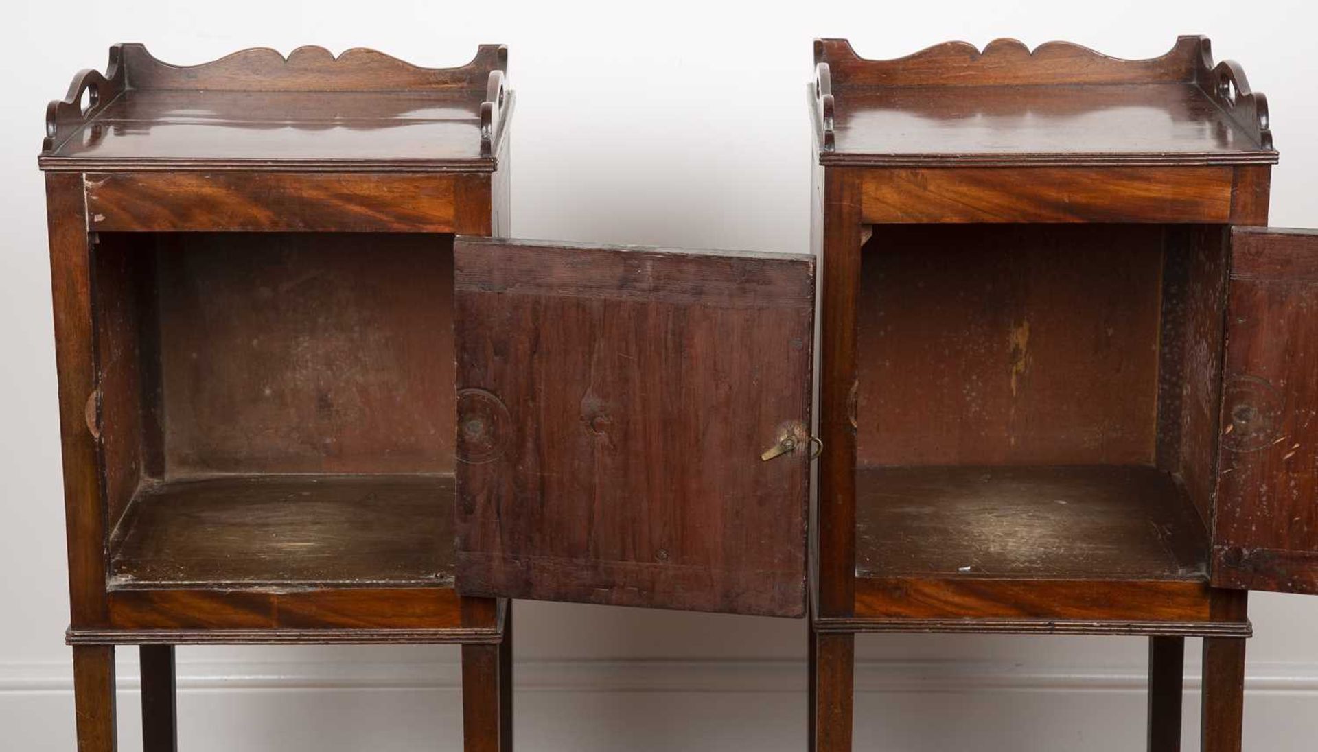 Pair of mahogany and inlaid tray top bedside cupboards 19th Century, each with a panel door with - Bild 2 aus 4