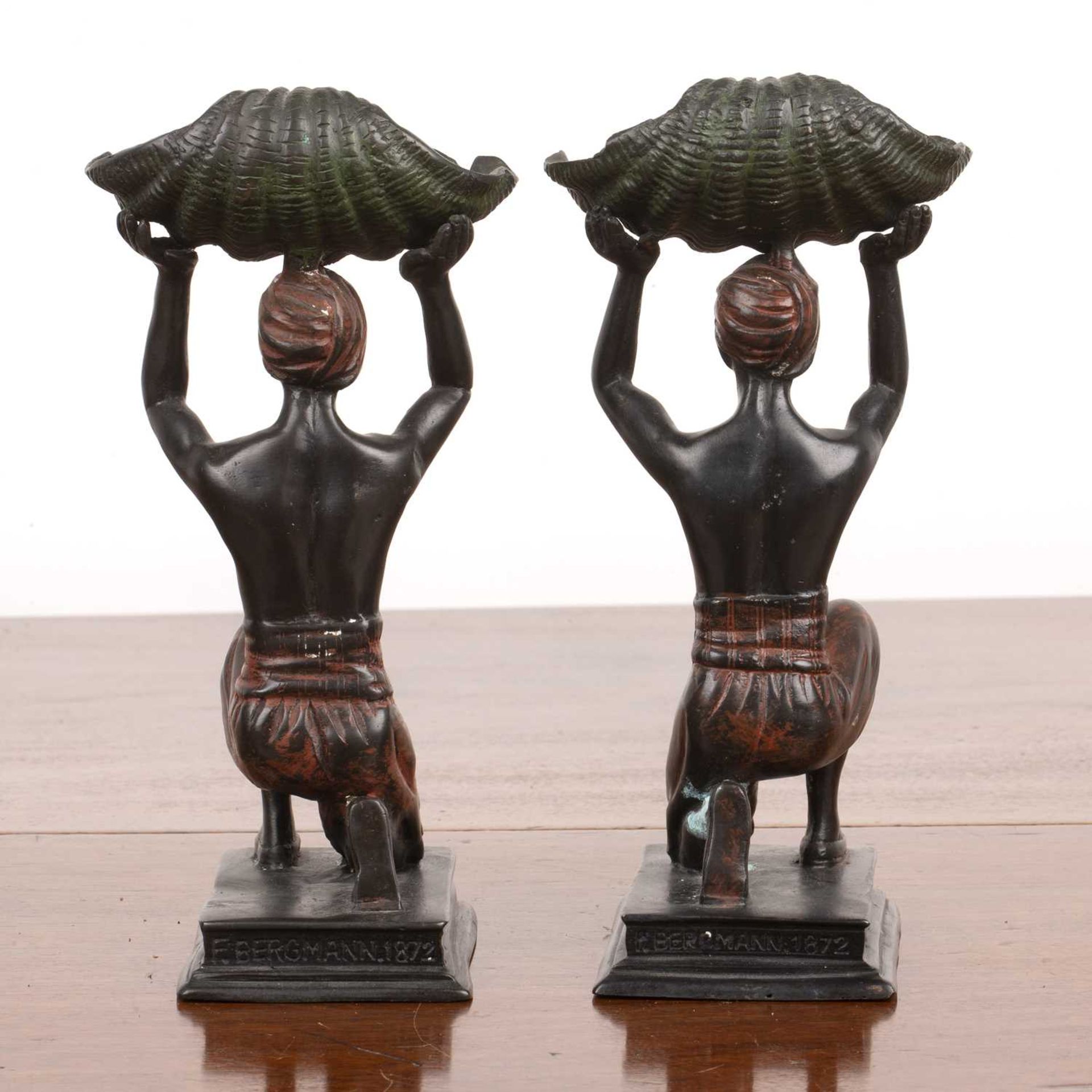 After Franz Bergmann Pair of cold-painted bronze figures, each supporting a shell, 21cm high In - Bild 2 aus 3