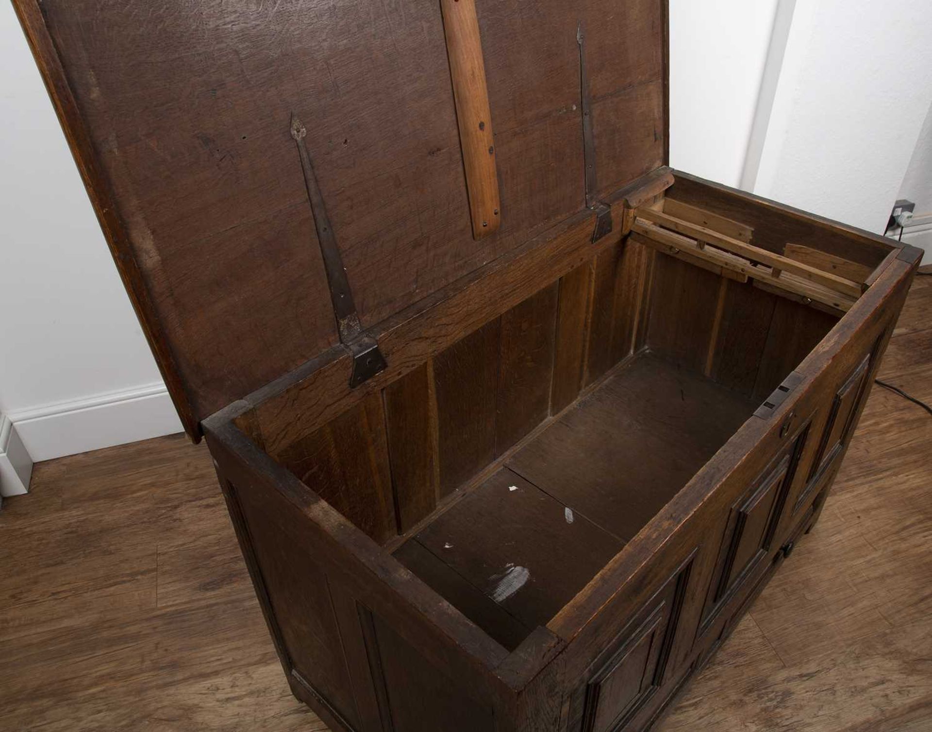 Oak mule chest with triple moulded front, and with two fitted drawers, 118cm wide x 59cm deep x 76cm - Bild 4 aus 5