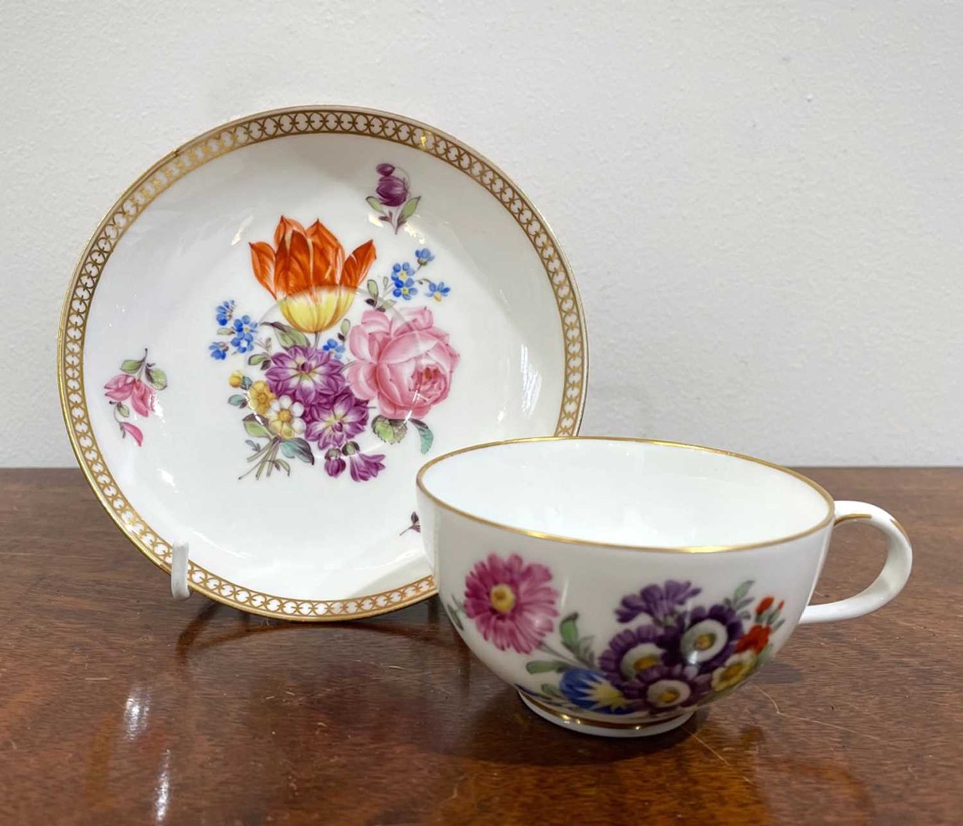 Meissen cabinet cup and saucer porcelain, painted with flowers and gilt decoration, underglaze - Bild 3 aus 6