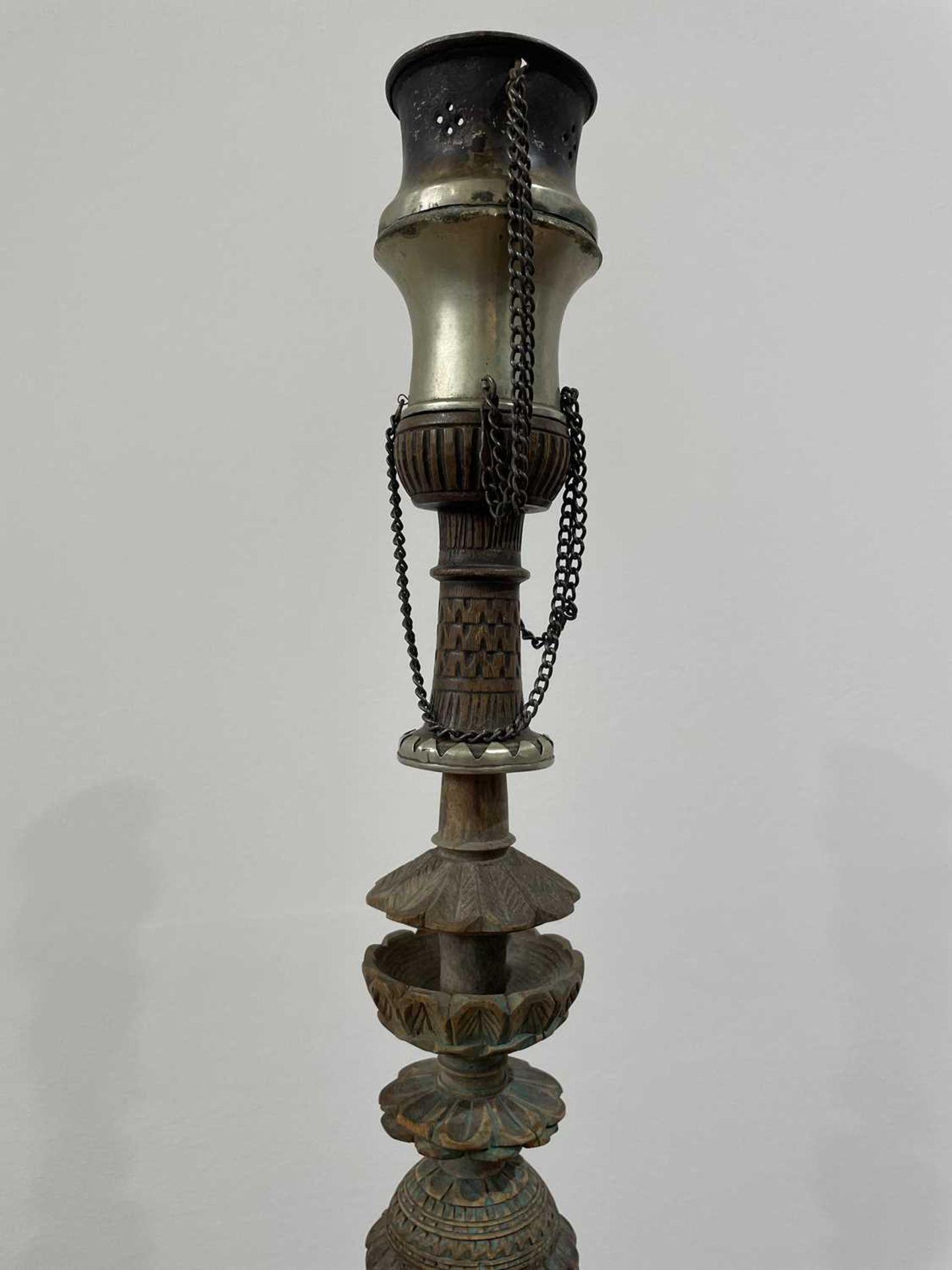 Large Hookah Turkish or Syrian, with a cut glass reservoir to the base and sectional carved wood - Image 3 of 3