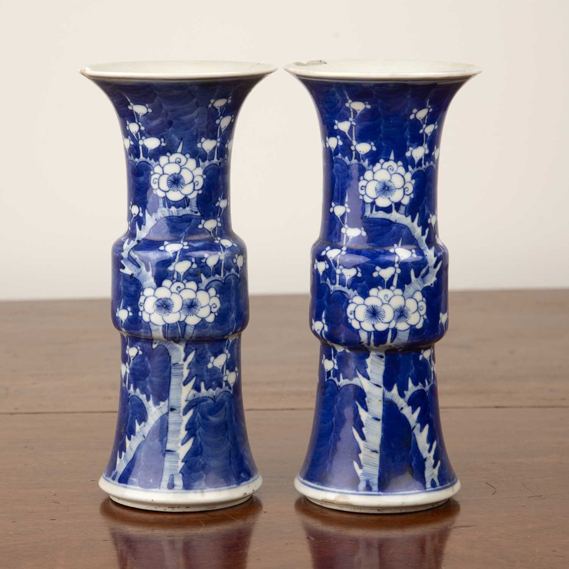 Pair of blue and white porcelain Gu-shaped vases Chinese, 19th Century, each with prunus - Bild 2 aus 3