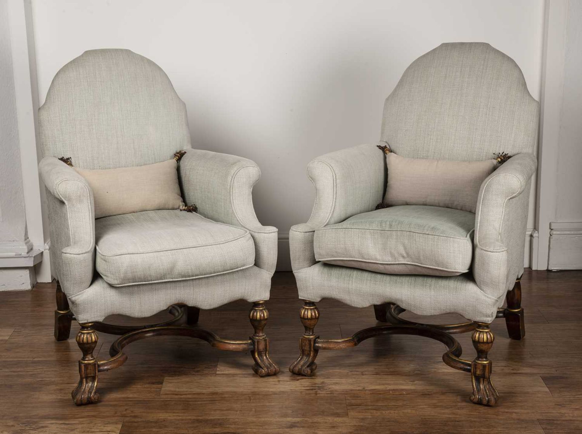 Pair of Howard and Sons chairs circa 1925, in the William and Mary style, with parcel gilt-shaped - Bild 2 aus 5