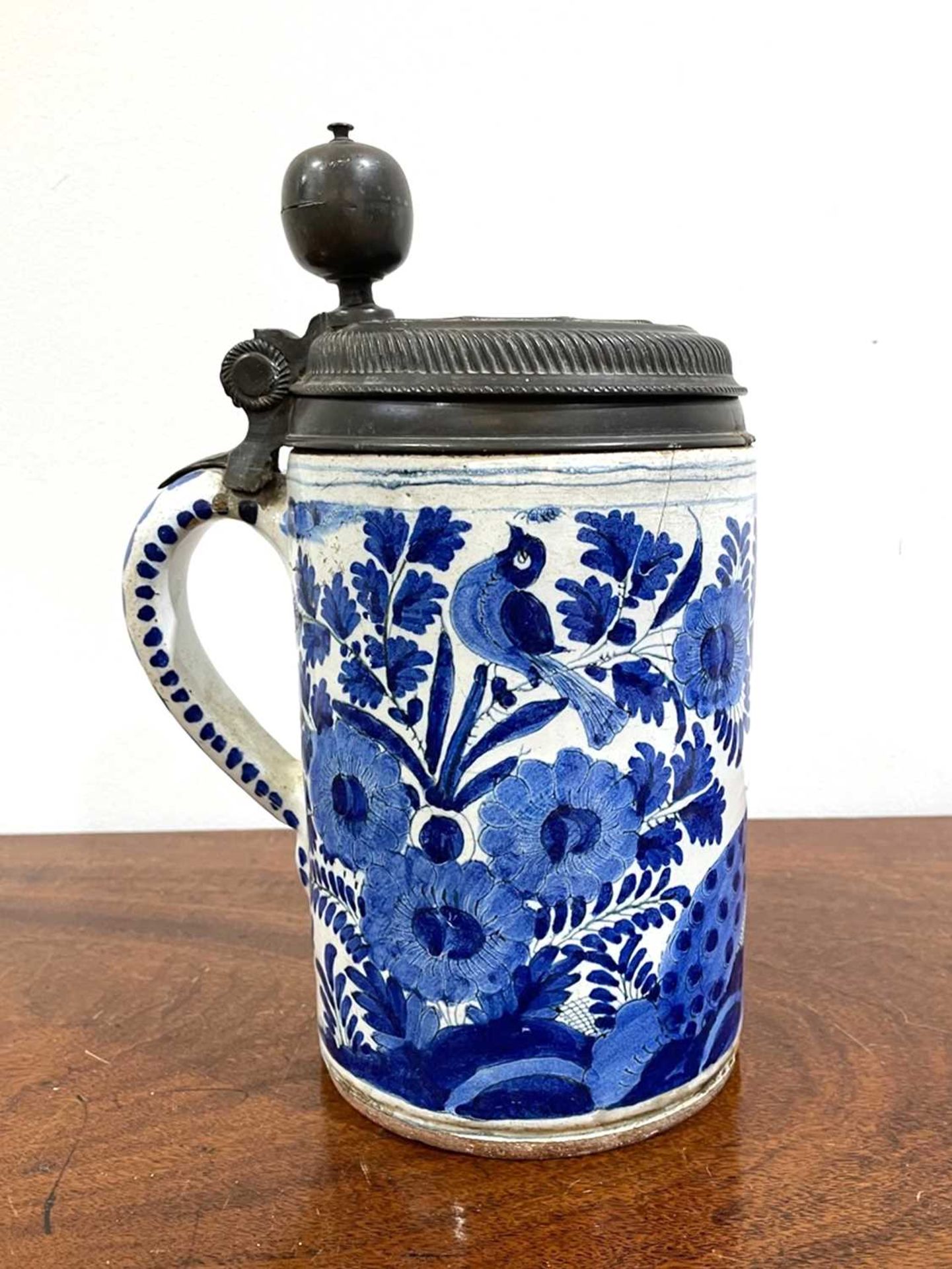 German faience ceramic tankard decorated in blue with birds, flowers, leaves etc, with pewter lid, - Bild 2 aus 3