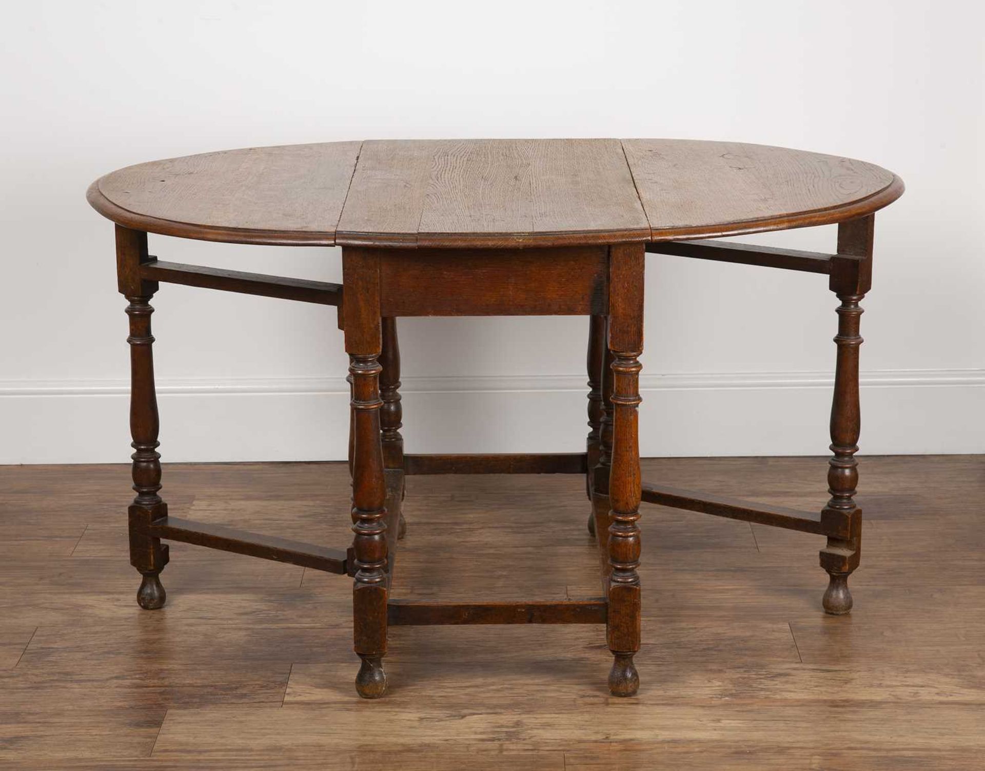 Oak gateleg/drop leaf table 19th Century, standing on ring turned legs, unopened measures 91cm - Bild 3 aus 5