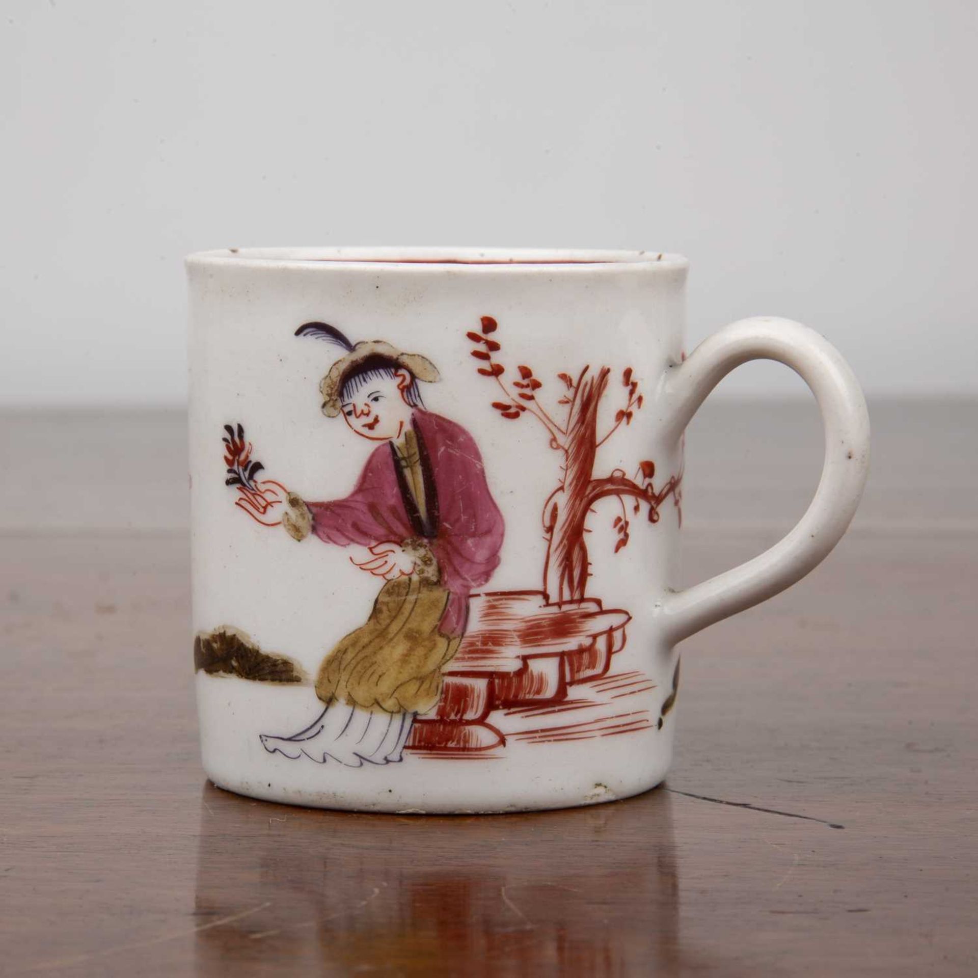 Early Lowestoft coffee can 18th Century, decorated with polychrome colours with Chinese figures, 5.