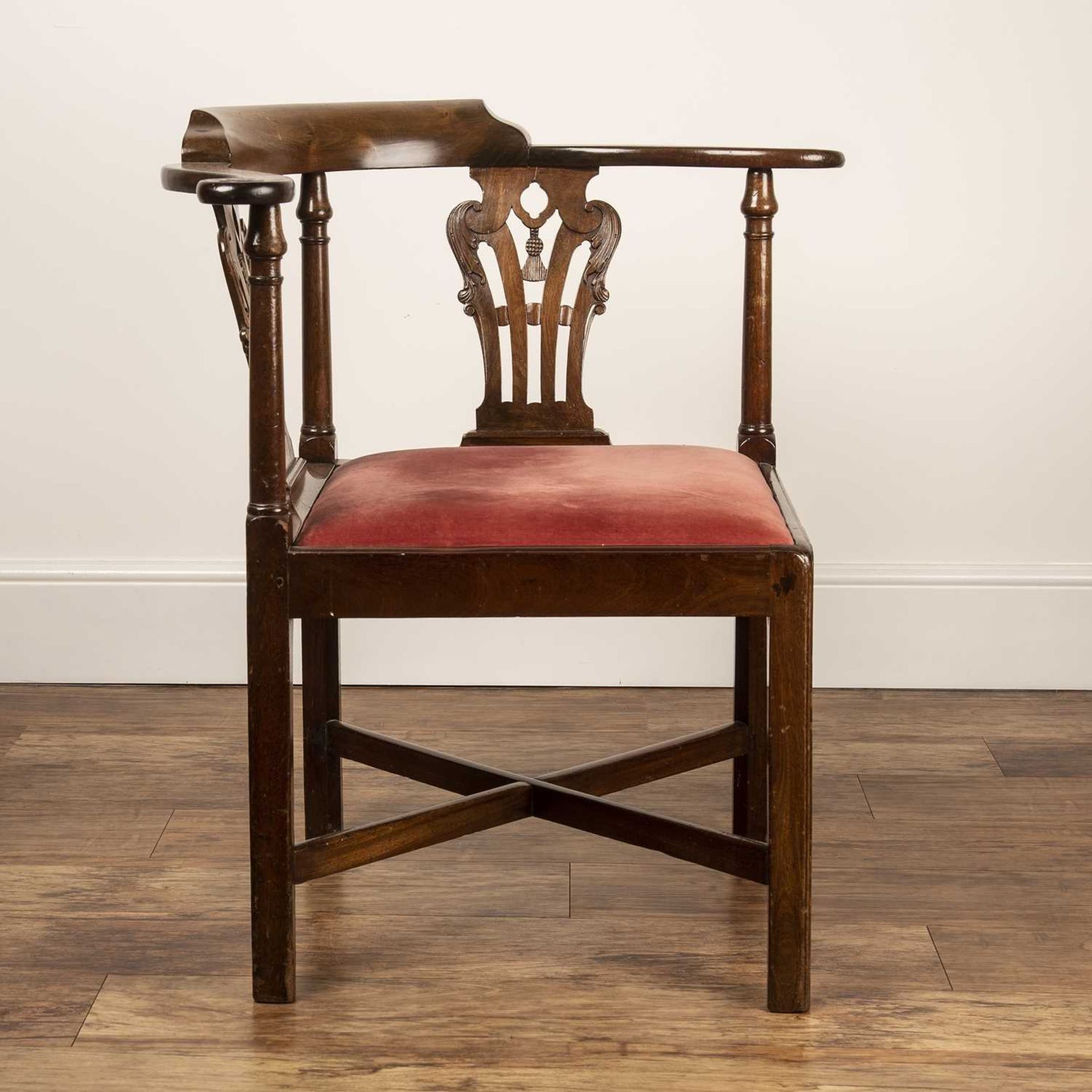 Mahogany corner chair George III, with two carved splat backs and scroll arms, 82cm wide (from arm - Image 2 of 5