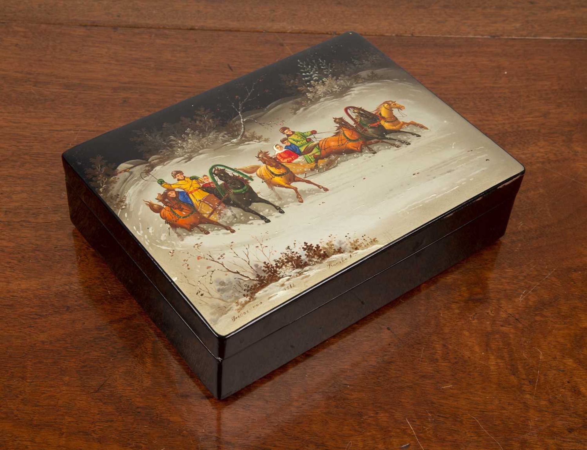 Russian lacquered box 20th Century, painted scene of figures in horse drawn troikas, signed and - Bild 2 aus 5