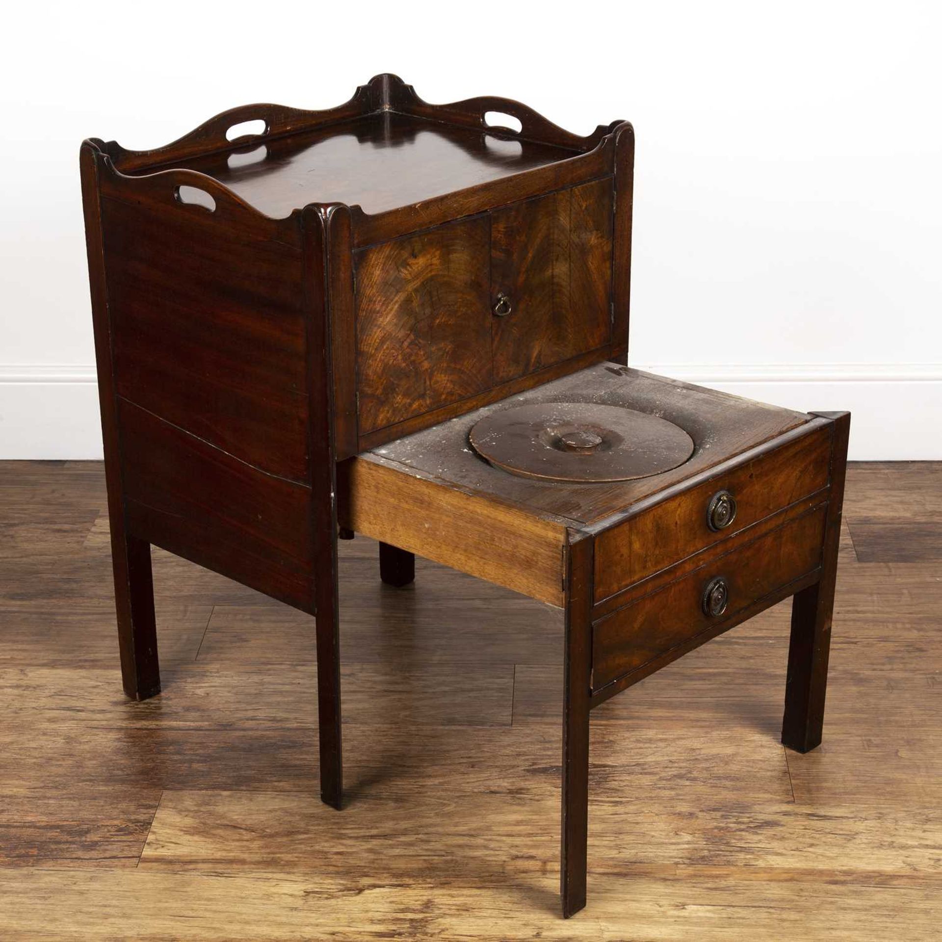 Mahogany tray top commode George III, with original pull-out fitted base and cupboard above with - Image 5 of 7