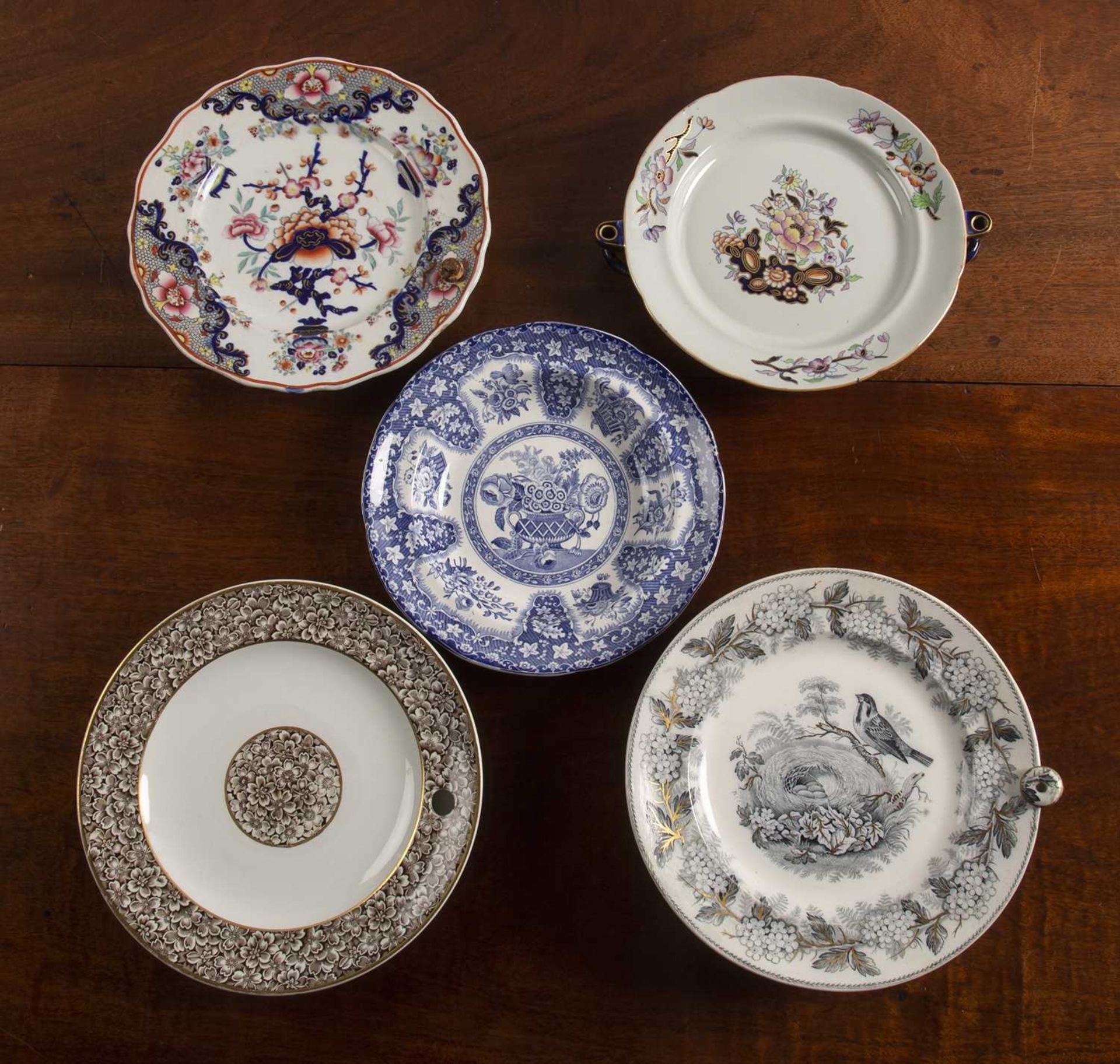 Four ceramic warming plates and a blue and white bowl comprising of: Copeland blue and white bowl