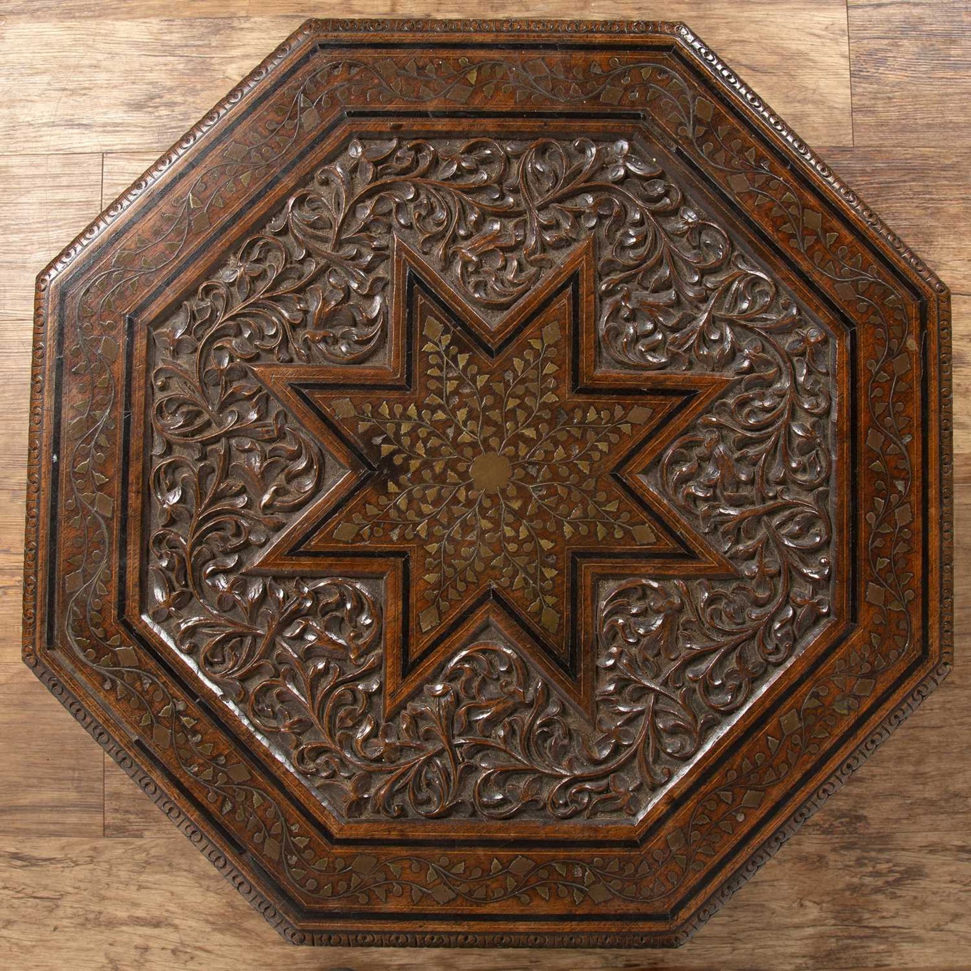 Octagonal occasional table Indian, circa 1900, with octagonal top with brass inlay of foliate - Bild 3 aus 3