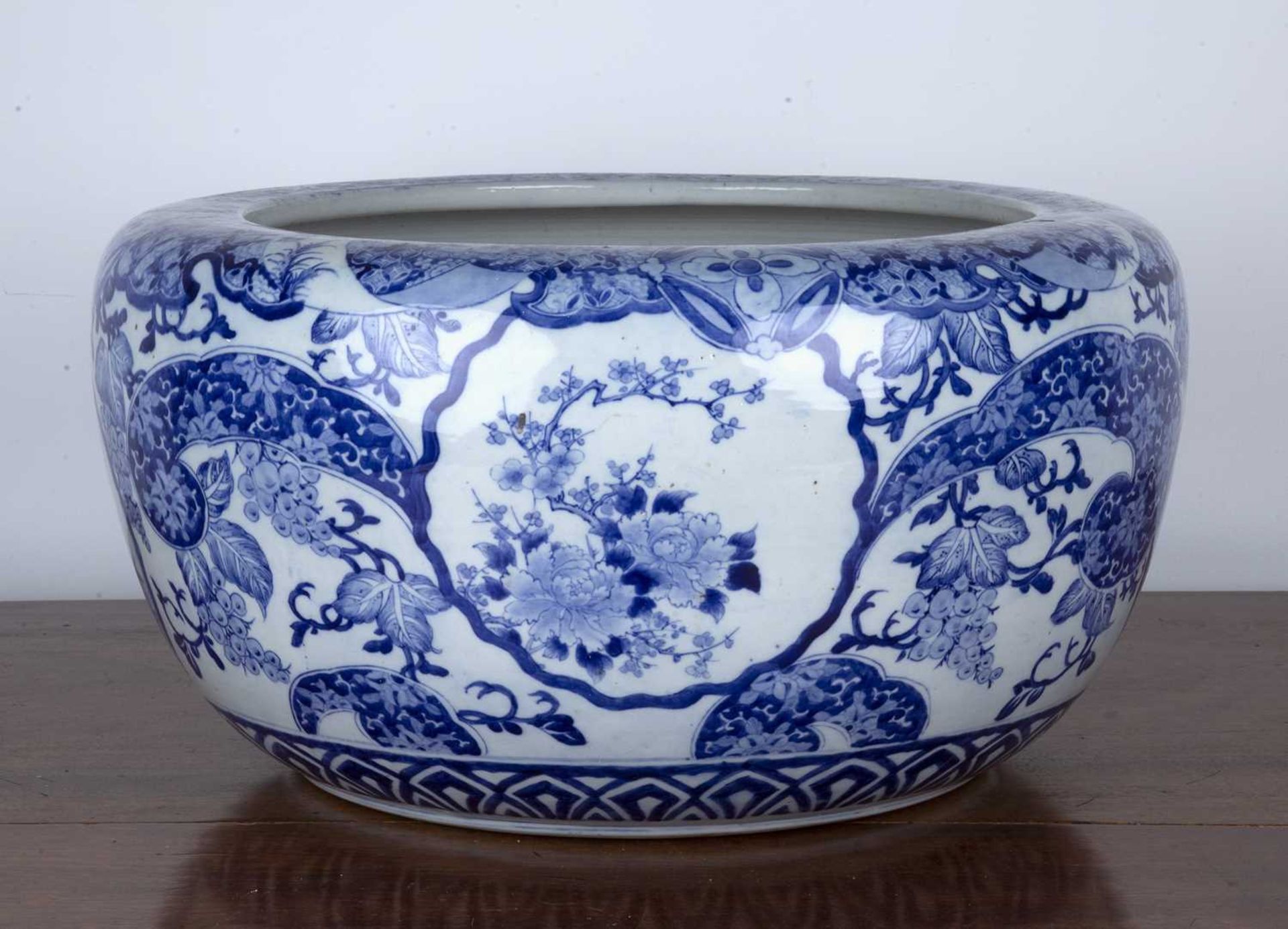 Japanese fish bowl or footbath Late 19th/early 20th Century, ceramic, with blue and white floral - Bild 3 aus 4