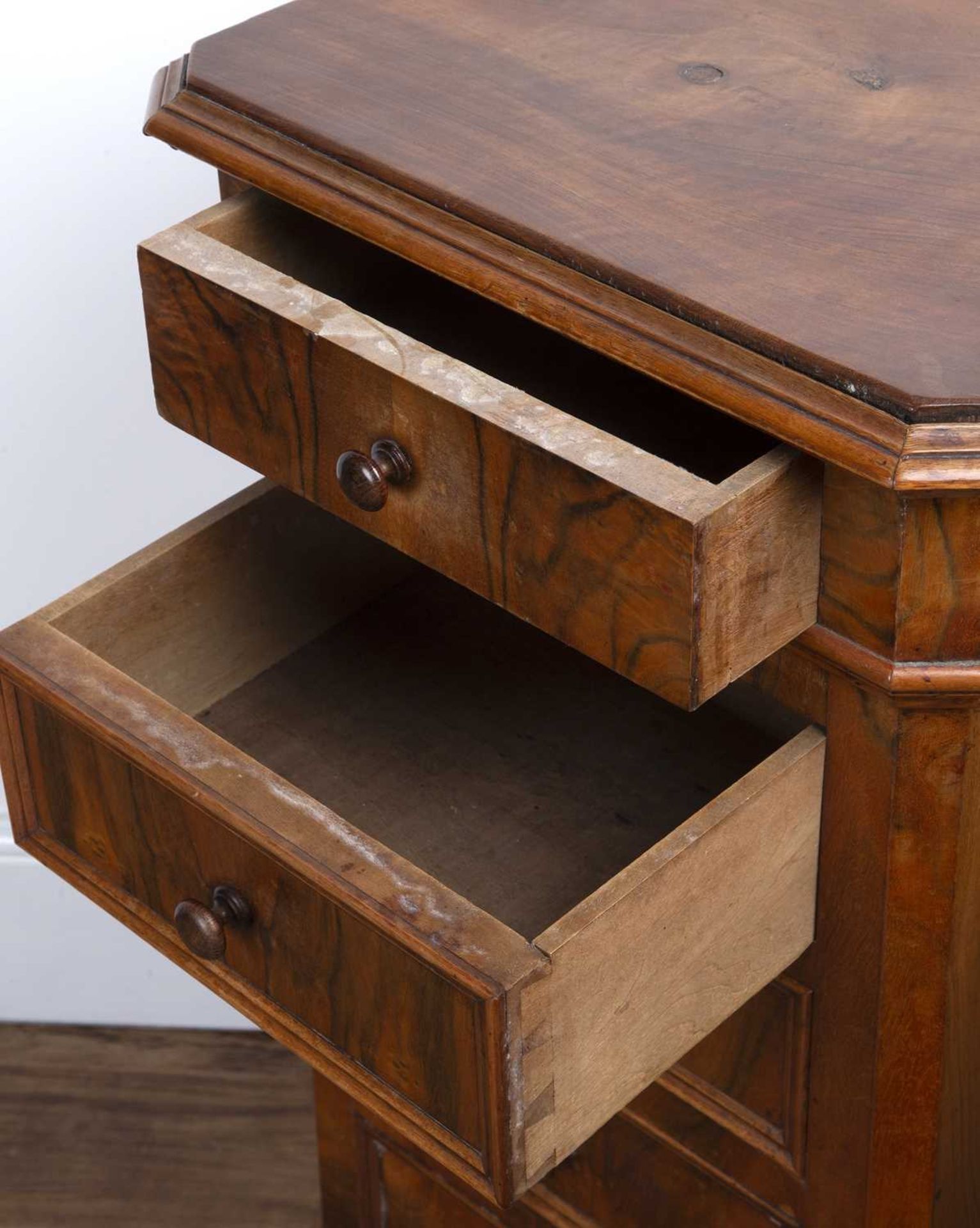 Walnut small narrow chest Continental, circa 1900, fitted five drawers, 44cm wide x 33cm deep x 89cm - Bild 4 aus 6