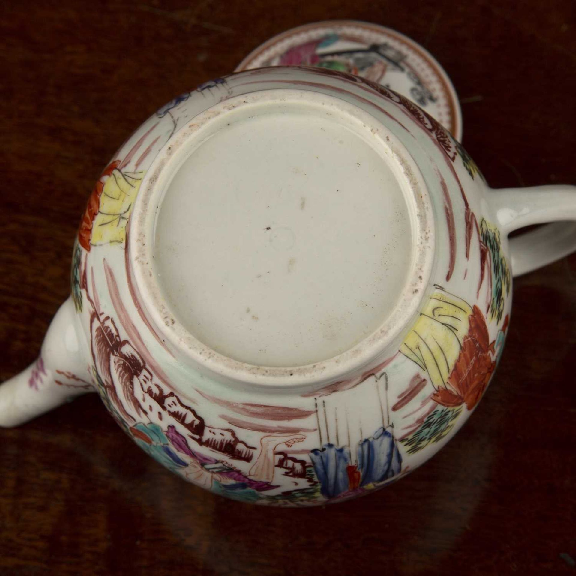 Porcelain teapot, probably Worcester circa 1770, painted with Chinese figures and with a flower - Image 3 of 3