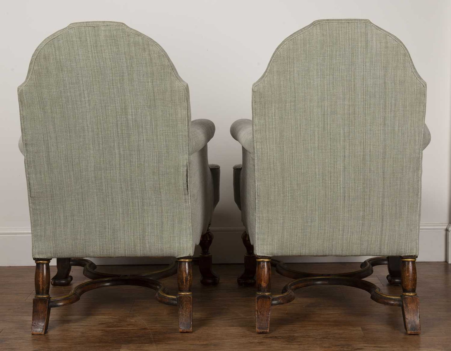 Pair of Howard and Sons chairs circa 1925, in the William and Mary style, with parcel gilt-shaped - Bild 3 aus 5
