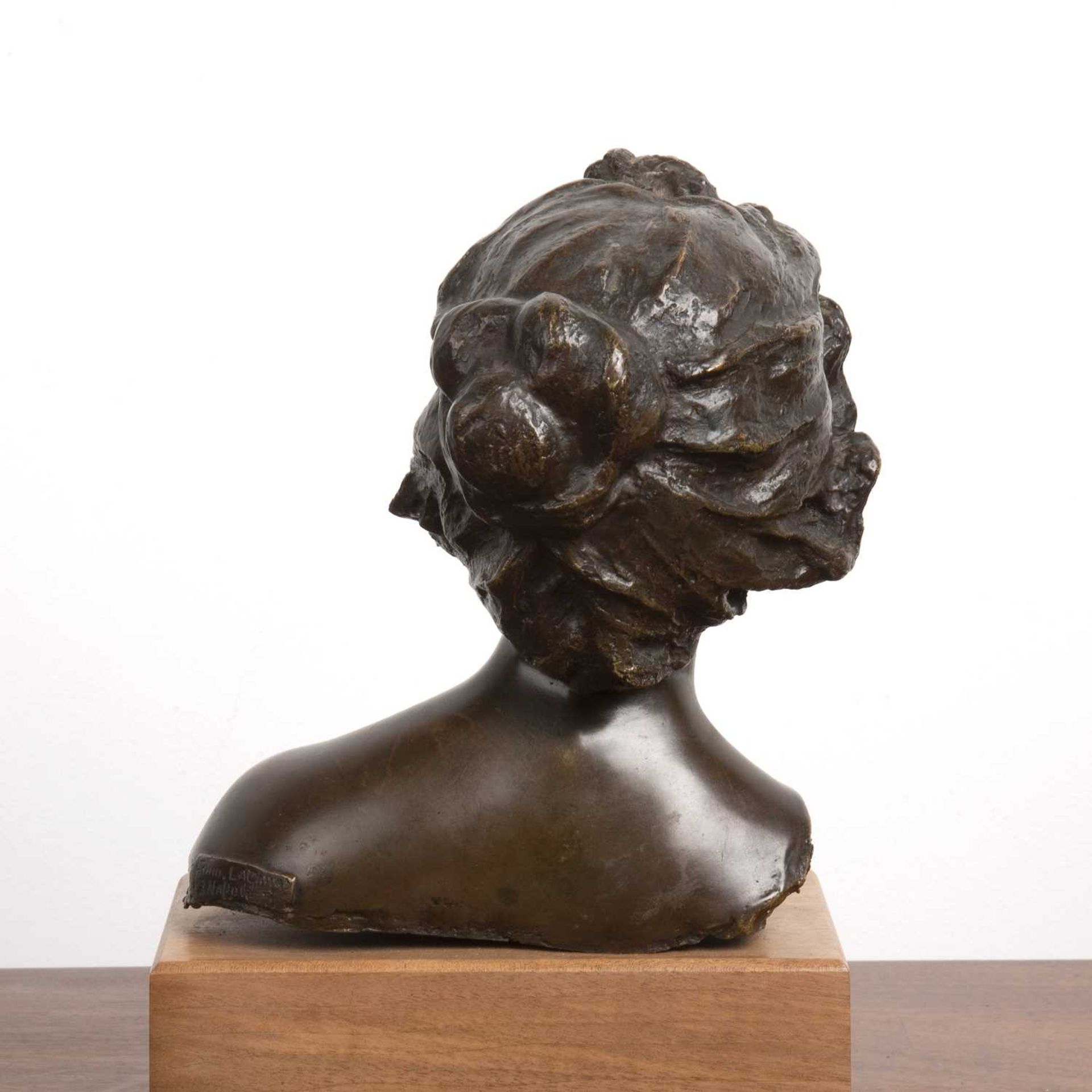 20th Century Italian School Bronze bust of a lady, on wooden block base with Napoli foundry mark - Bild 3 aus 5