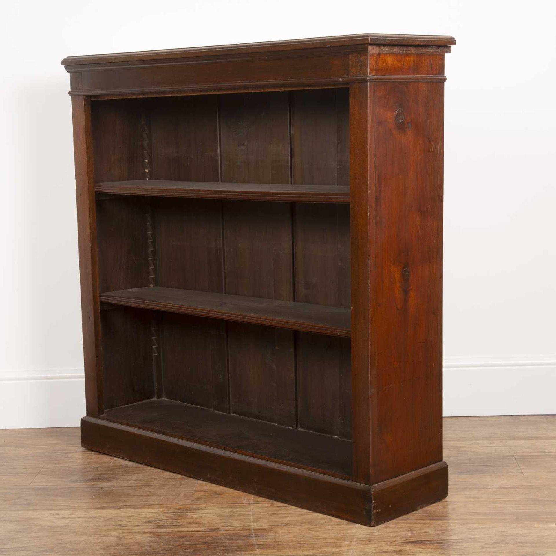 Mahogany open front bookcase circa 1900, fitted two adjustable shelves with plain plinth, 105cm wide - Bild 2 aus 4