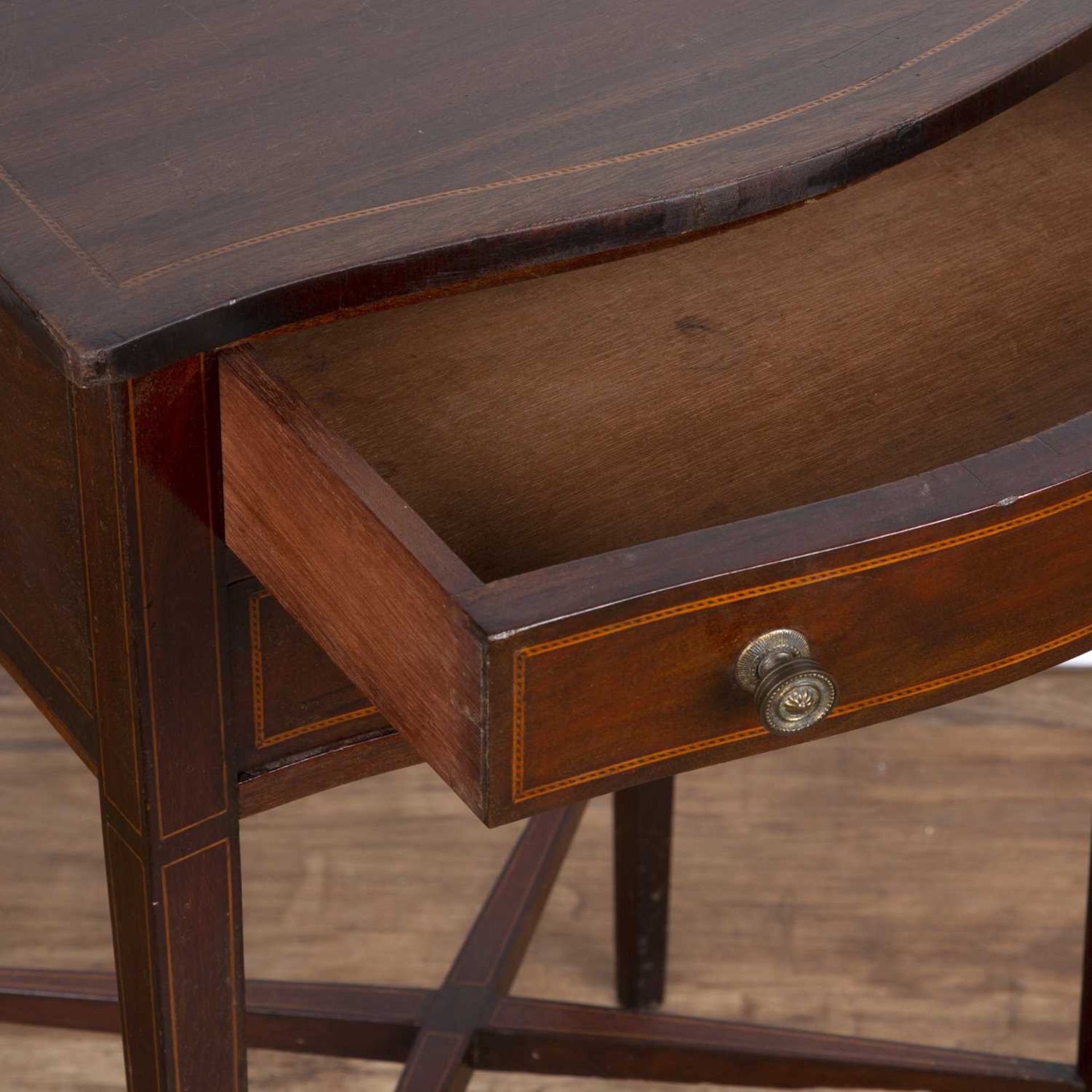 Mahogany and inlaid side table Edwardian, fitted two drawers with gilt metal handles, 42.5cm wide - Bild 4 aus 5