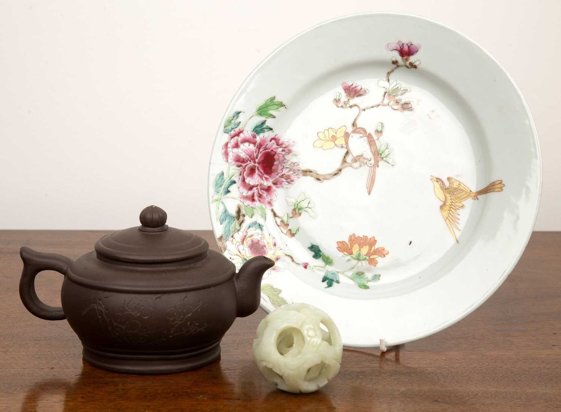 Yixing teapot Chinese, with seal mark, 17cm, an 18th-century Chinese famille rose plate, 23cm and, - Bild 2 aus 3