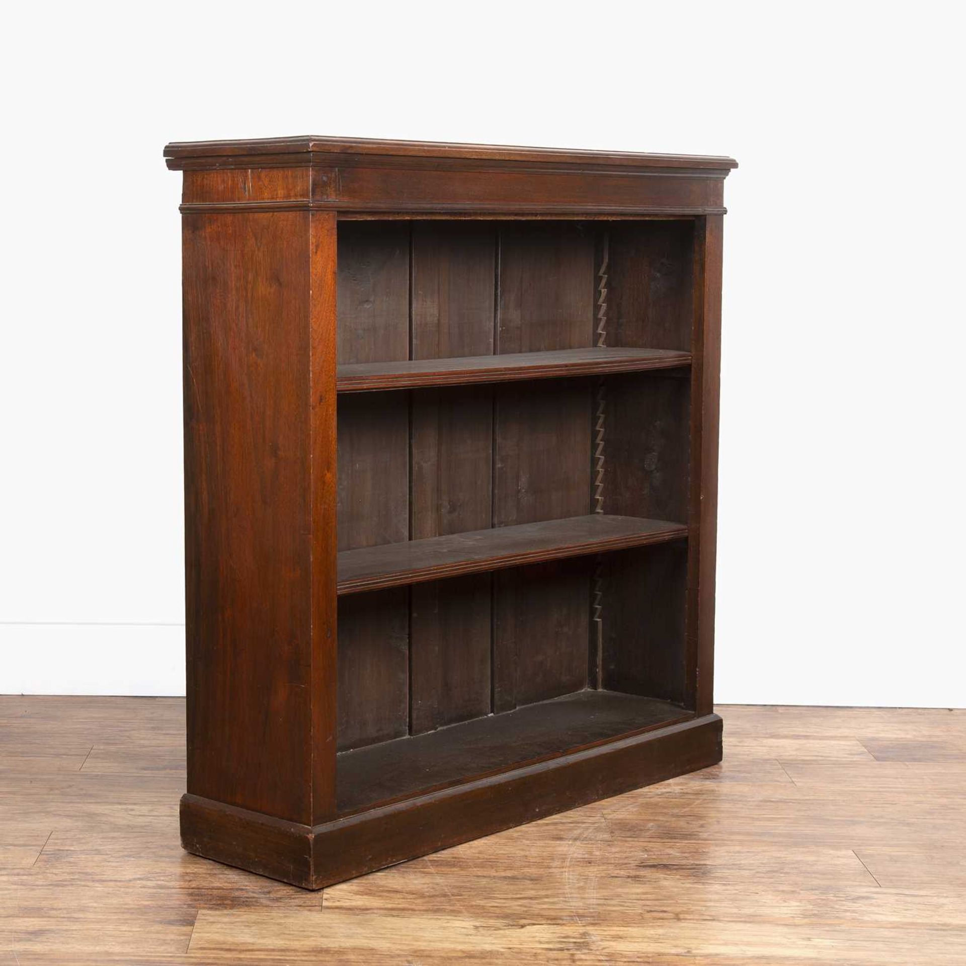 Mahogany open front bookcase circa 1900, fitted two adjustable shelves with plain plinth, 105cm wide - Bild 3 aus 4