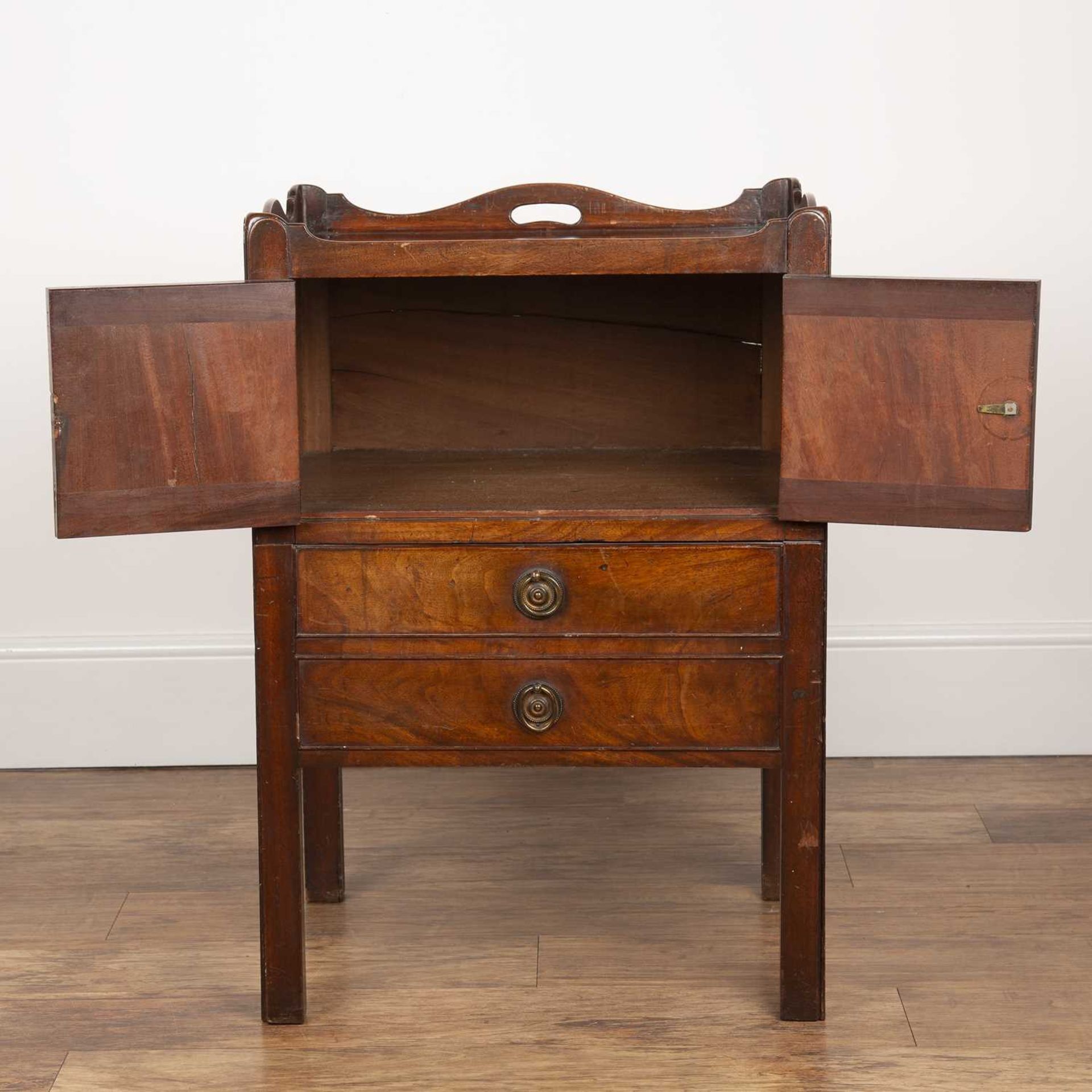 Mahogany tray top commode George III, with original pull-out fitted base and cupboard above with - Image 4 of 7