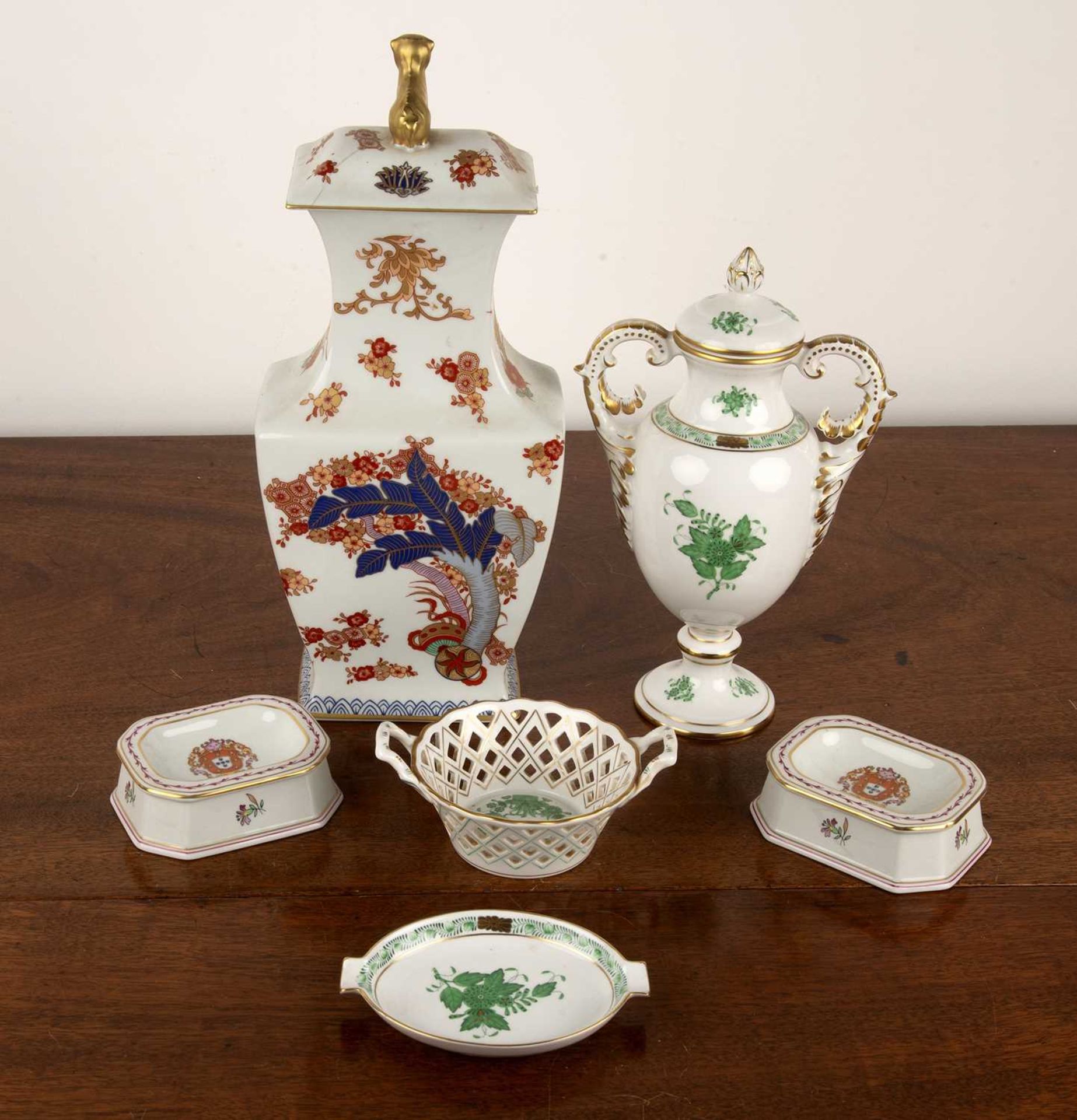 Collection of ceramics comprising of: a Vista Alegre lidded vase in the Chinese taste, 34.5cm high - Image 2 of 3