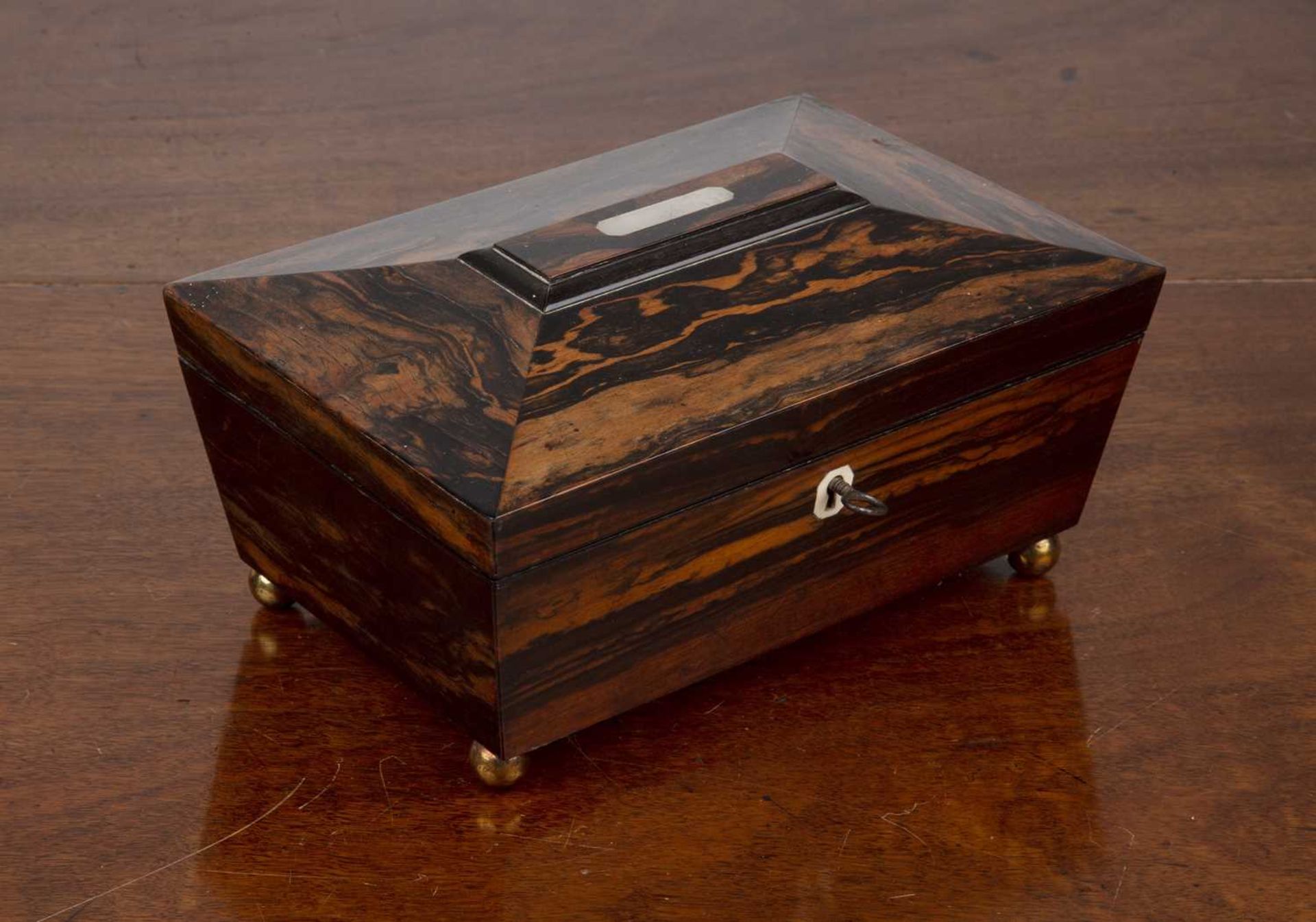 Coromandel sewing box 19th Century, of sarcophagus form with fitted interior on brass ball feet - Bild 2 aus 4