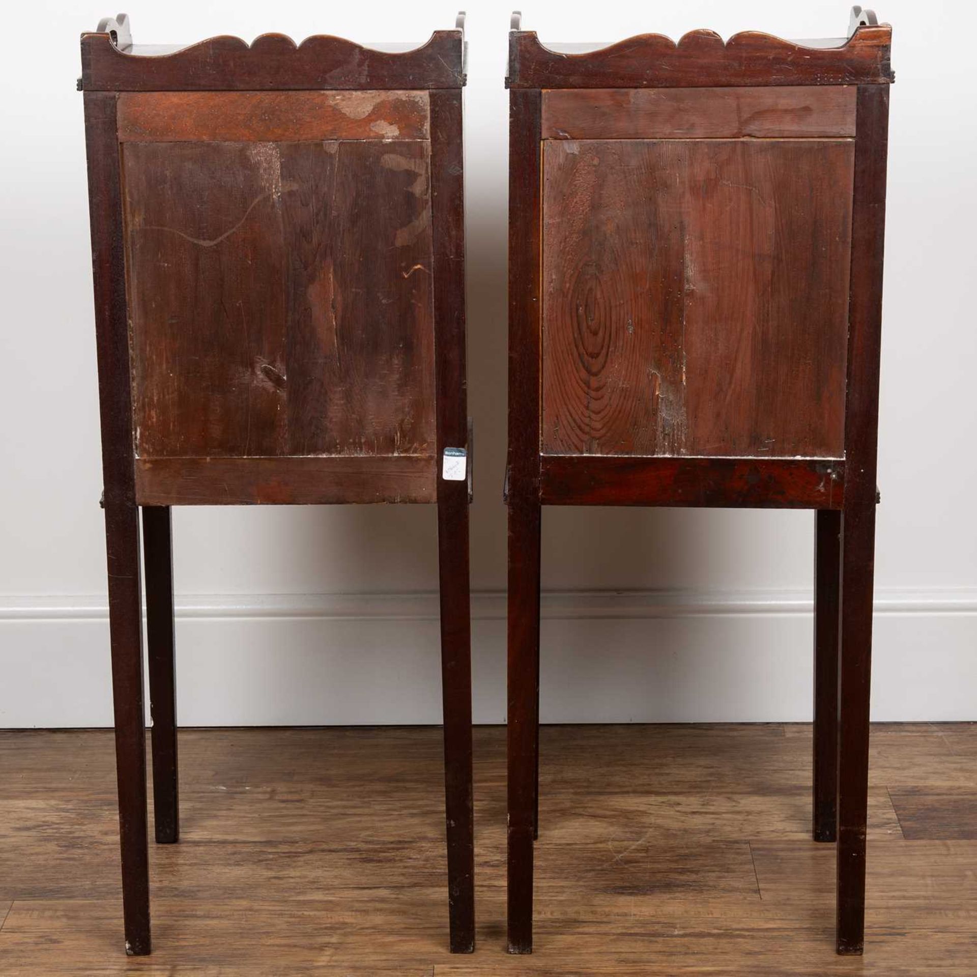 Pair of mahogany and inlaid tray top bedside cupboards 19th Century, each with a panel door with - Bild 3 aus 4