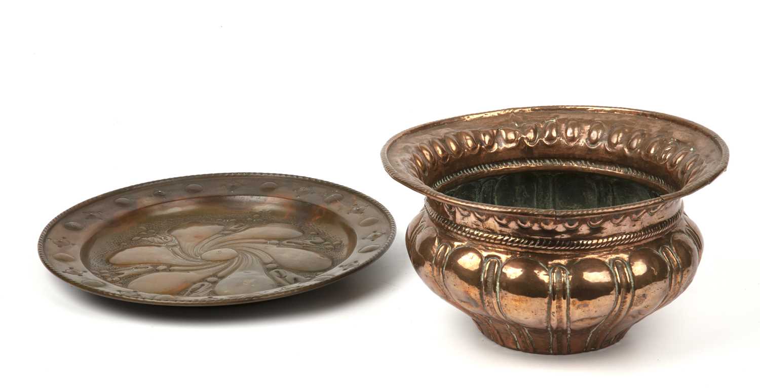 A 17th or 18th century copper jardiniere with a flared rim and gadrooned decoration, 25cm diameter x - Image 2 of 4