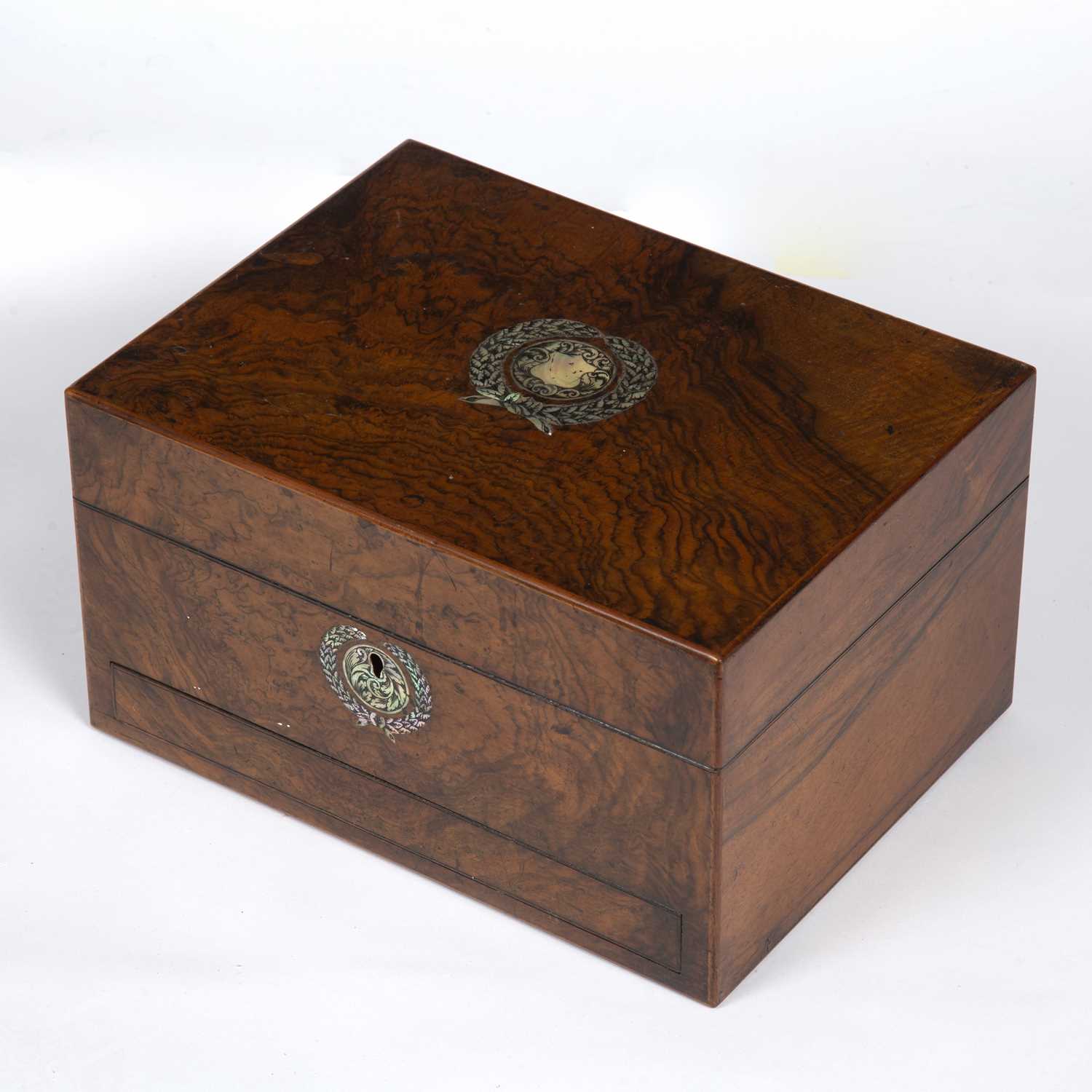 An early Victorian walnut dressing table box having a red velvet and ebonised compartmented interior - Image 4 of 4