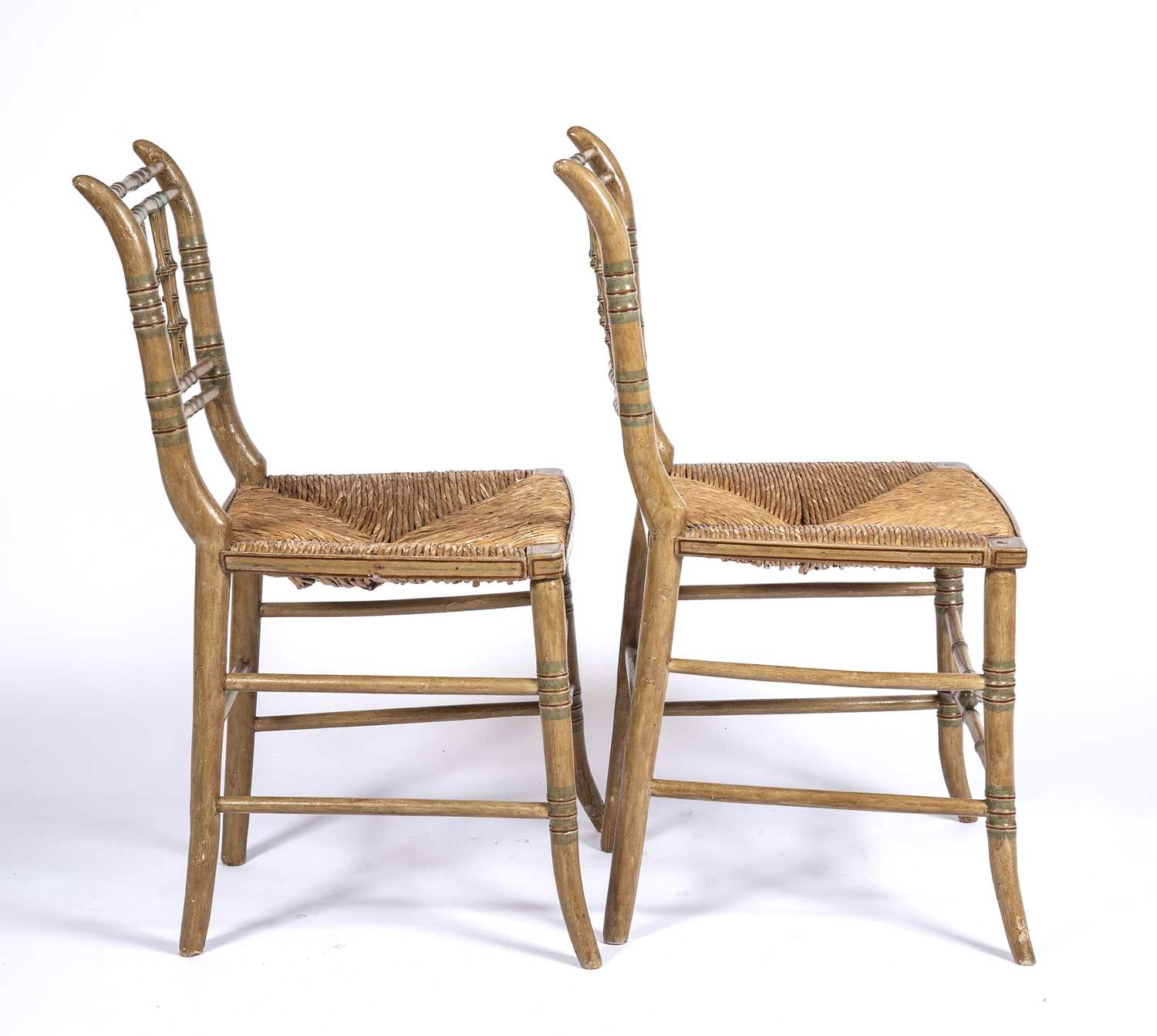 A pair of Regency style faux bamboo painted side chairs with rush seats, each 44cm wide x 39cm - Bild 4 aus 4
