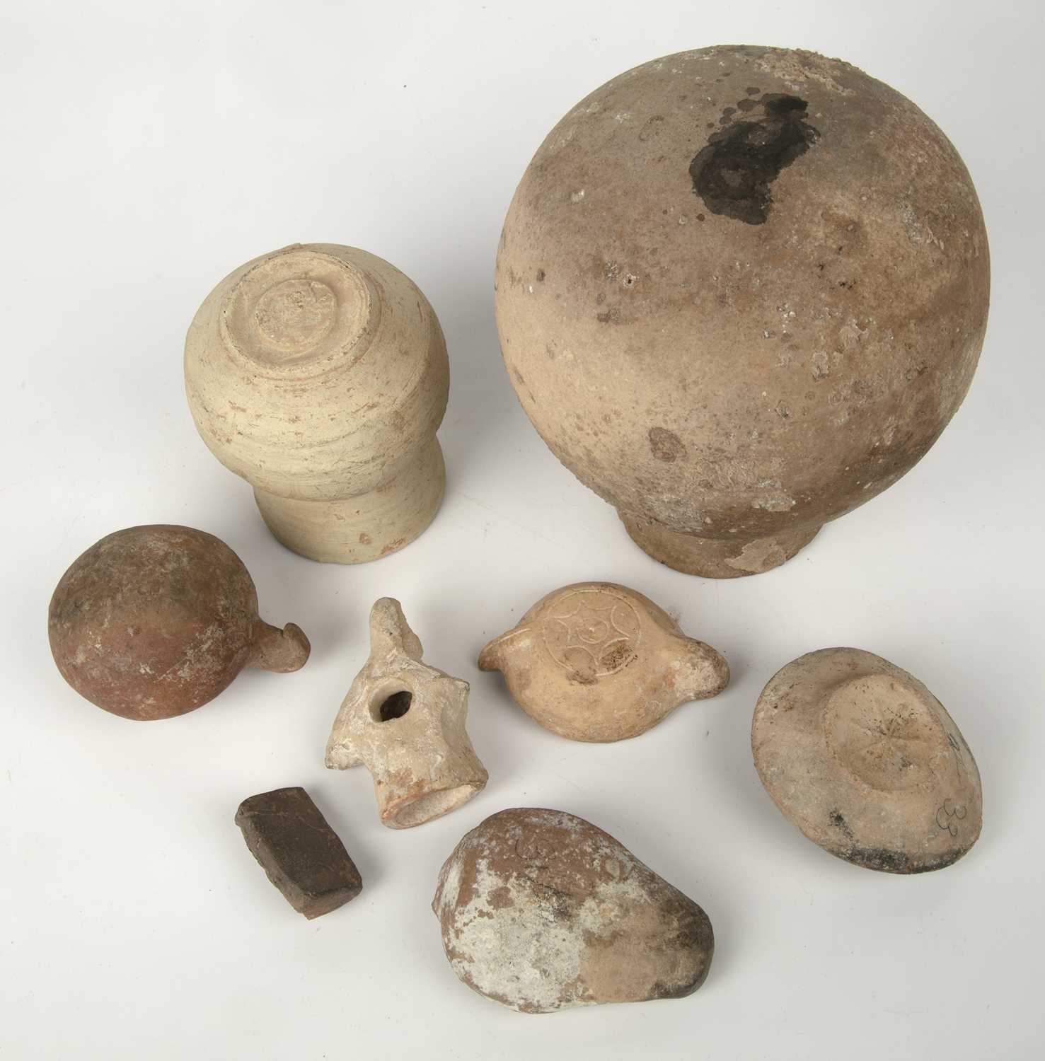 A group of ancient artefacts to include three Roman oil lamps, a figure riding a boar, a small - Bild 3 aus 4