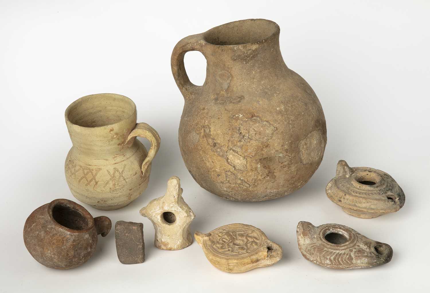 A group of ancient artefacts to include three Roman oil lamps, a figure riding a boar, a small - Bild 2 aus 4