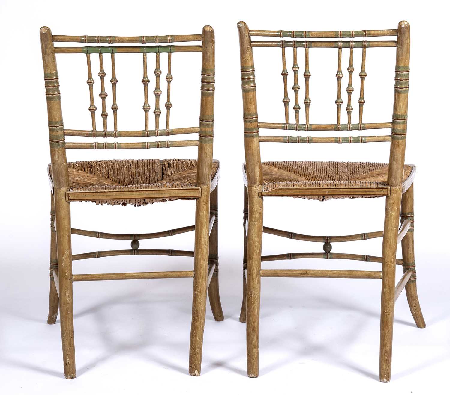 A pair of Regency style faux bamboo painted side chairs with rush seats, each 44cm wide x 39cm - Bild 3 aus 4